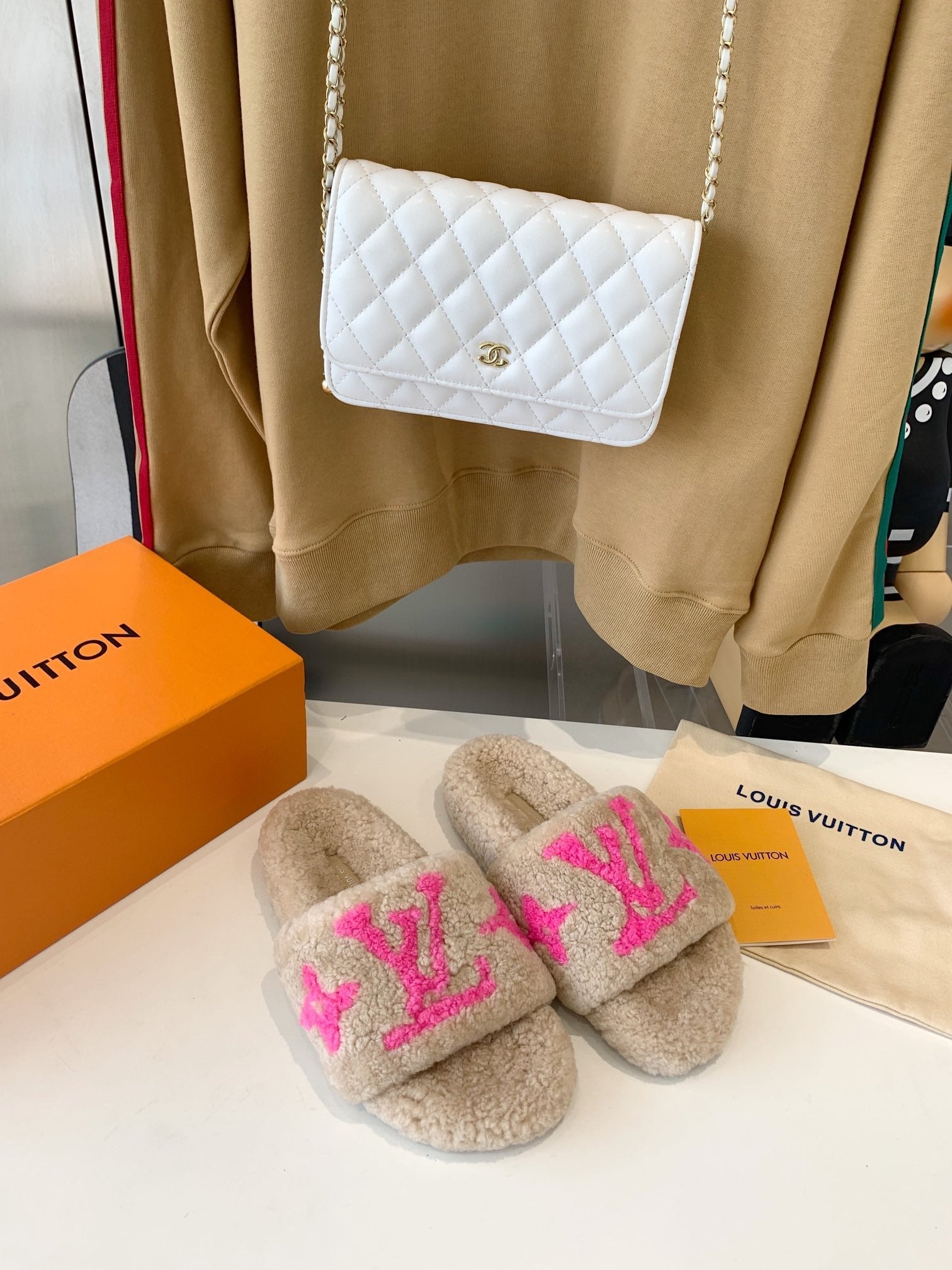 LV WOMEN'S PASEO FLAT SLIPPER IN BEIGE FLEECE WITH BRIGHT PINK LOGO、mysite、Cacoeks