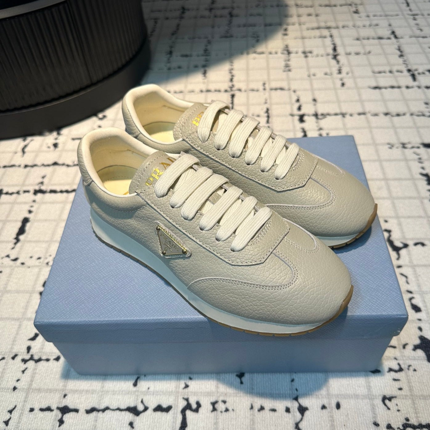 PRA TRIANGLE LOGO SNEAKERS LIGHT GRAY CALFSKIN、mysite、Cacoeks