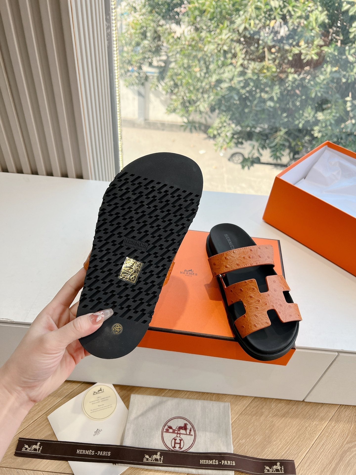 CHYPRE SANDAL IN VIVID ORANGE GRAINED CALFSKIN、mysite、Cacoeks