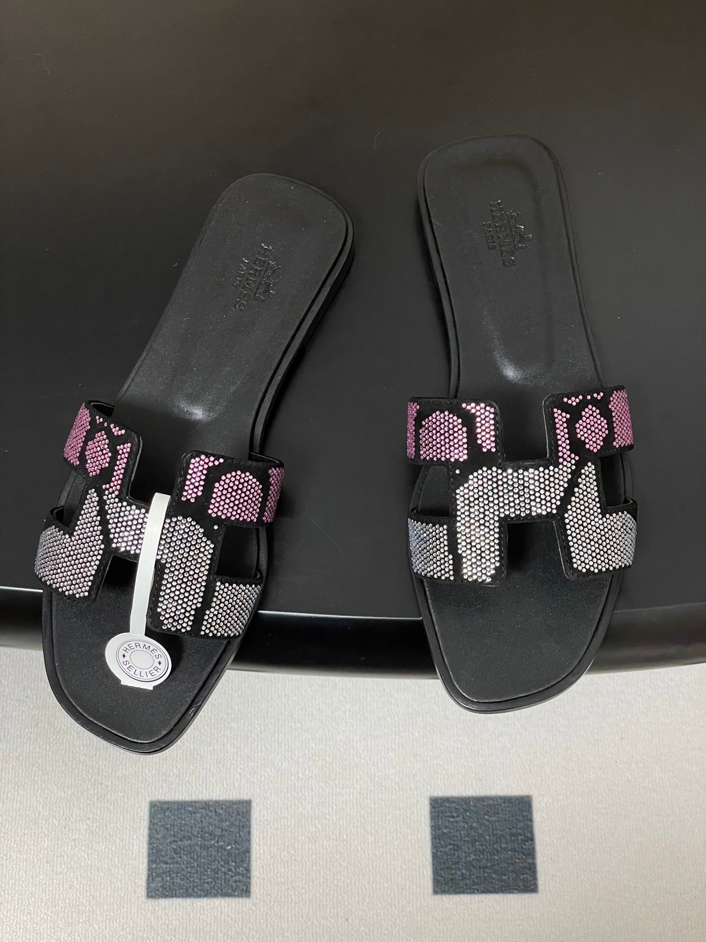 HM 25S ORAN SANDAL IN BLACK LAMBSKIN WITH WHITE MIX PINK STONE DETAILS、mysite、Cacoeks