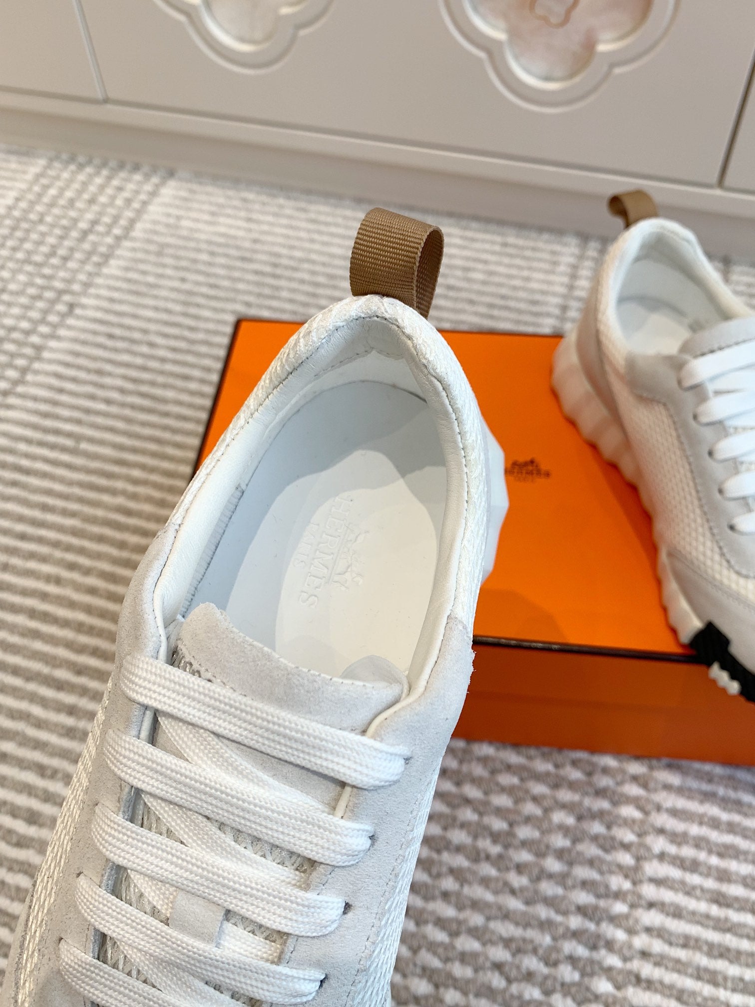 BOUNCING SNEAKER IN WHITE GRAPHIC MESH AND PASTEL GRAY SUEDE、mysite、Cacoeks