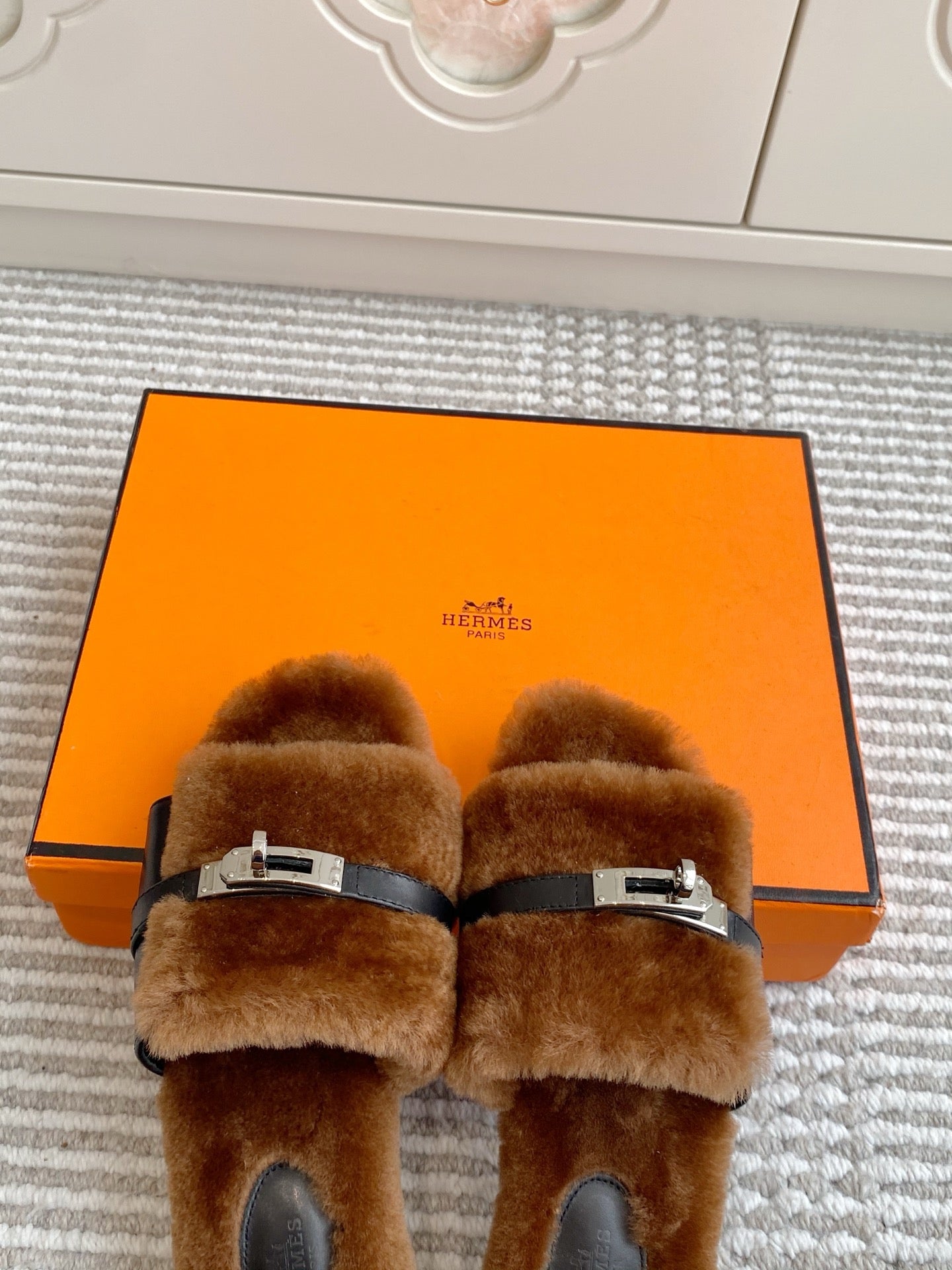 HM 25S GIULIA SANDAL IN BROWN SHEARLING WITH SILVER HARDWARE、mysite、Cacoeks