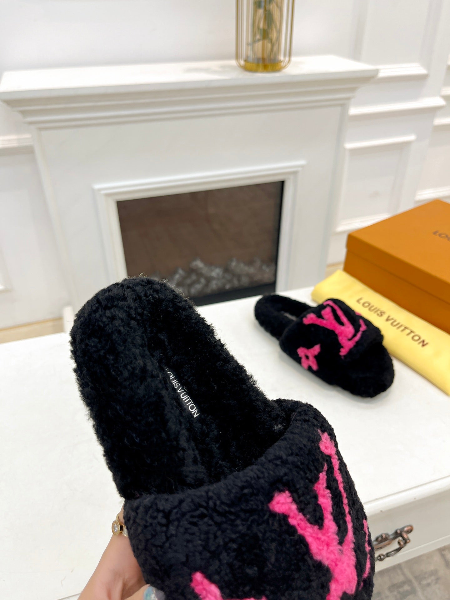 LV FLAT SLIPPER IN BLACK MIX BRIGHT PINK SHEARLING、mysite、Cacoeks