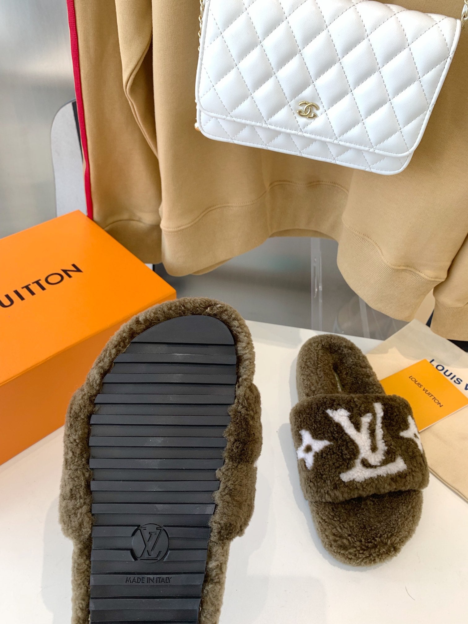 LV WOMEN'S PASEO FLAT SLIPPER IN OLIVE GREEN FLEECE WITH WHITE LOGO、mysite、Cacoeks