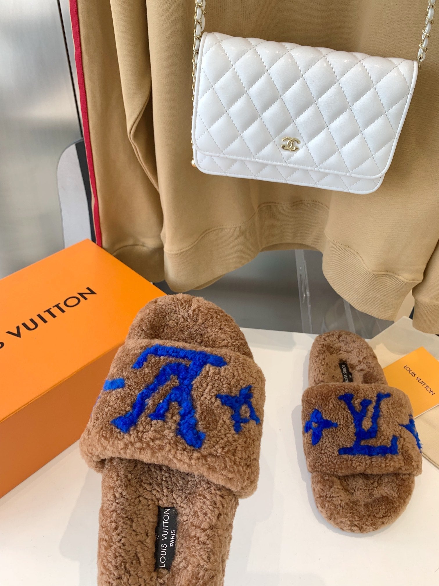 LV WOMEN'S PASEO FLAT SLIPPER IN BROWN FLEECE WITH BLUE LOGO、mysite、Cacoeks