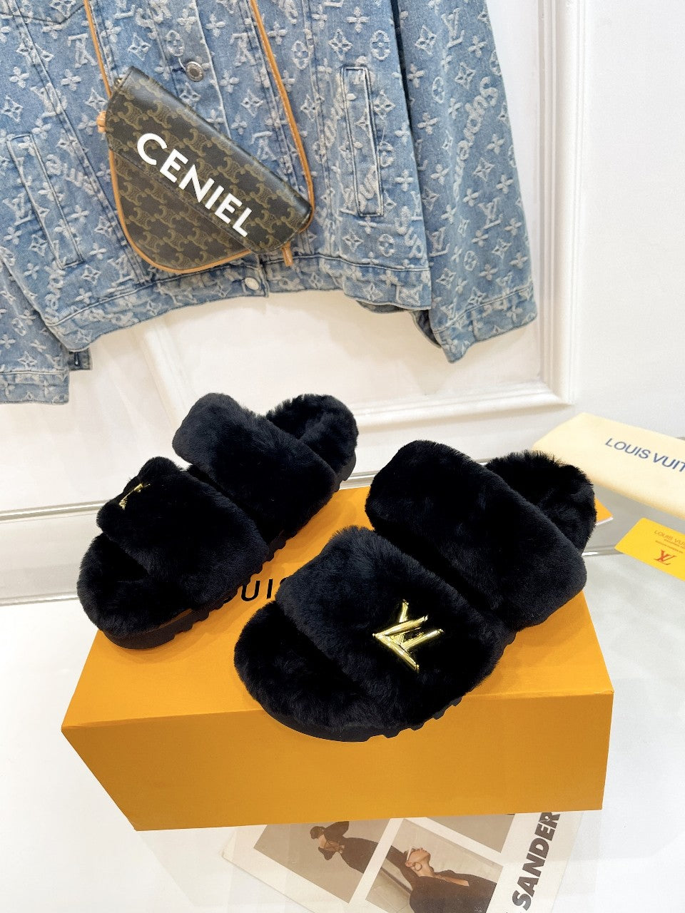 HALF MULE SLIPPERS IN BLACK FLEECE FEATURING METALLIC LOGO、mysite、Cacoeks
