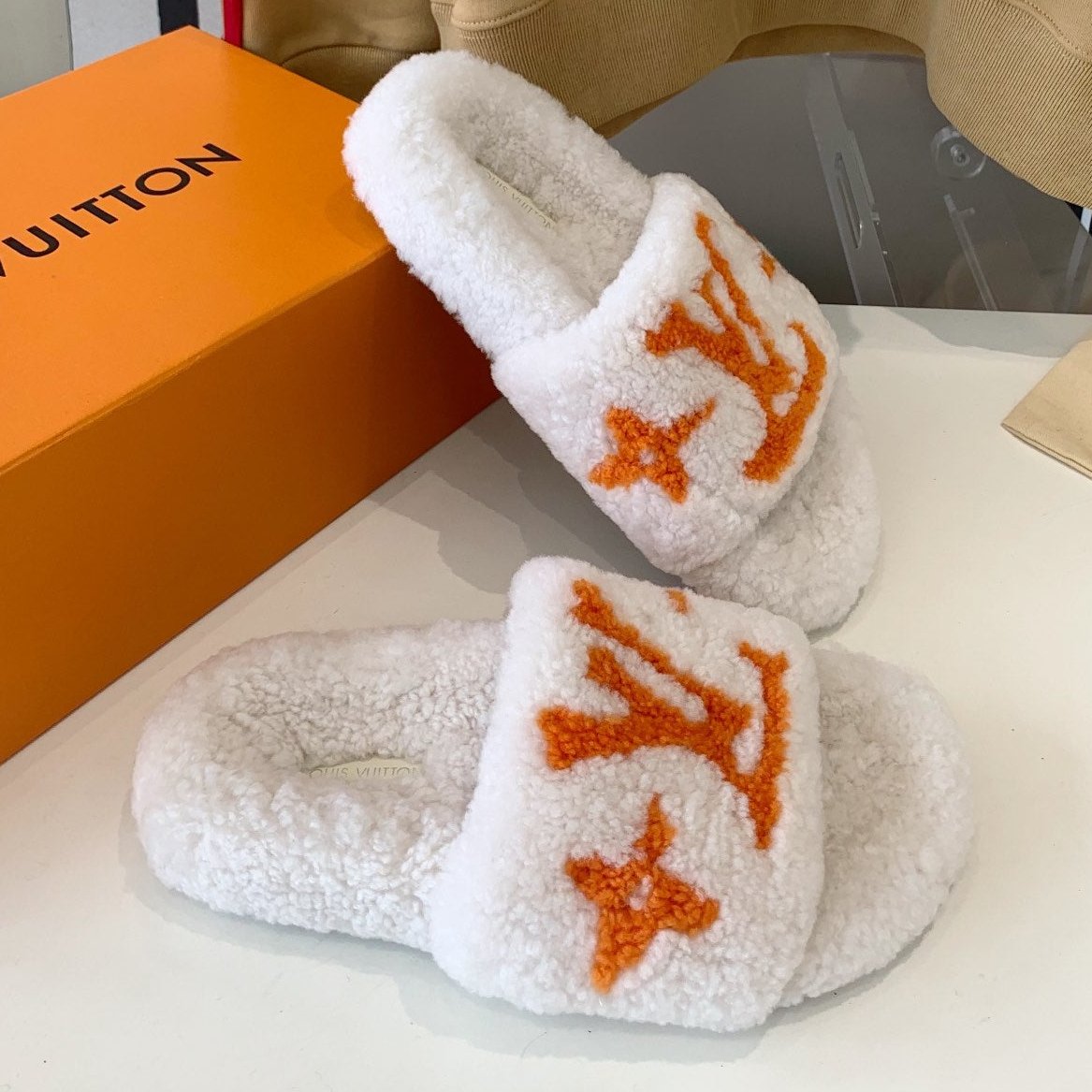 LV WOMEN'S PASEO FLAT SLIPPER IN WHITE FLEECE WITH ORANGE LOGO、mysite、Cacoeks
