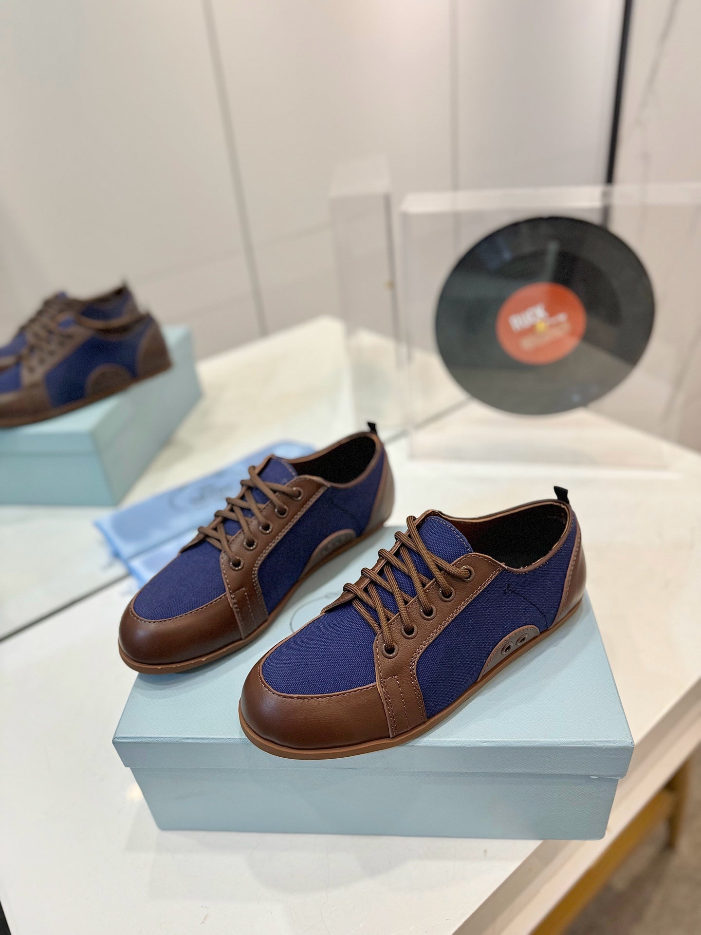 SNEAKERS IN BROWN LAMBSKIN AND NAVY BLUE CANVAS、mysite、Cacoeks