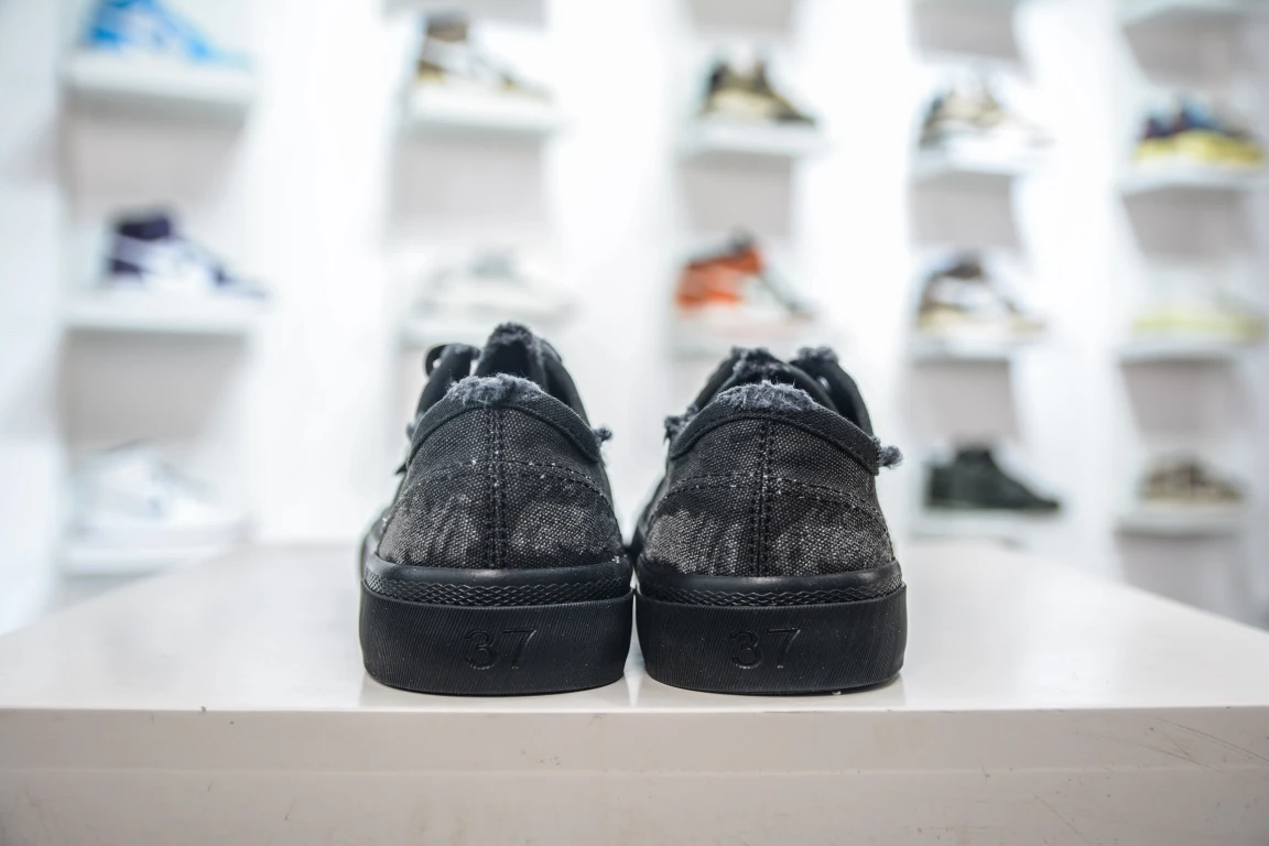 Balenciaga Paris Low Top Sneaker in Black Destroyed Cotton、mysite、Cacoeks