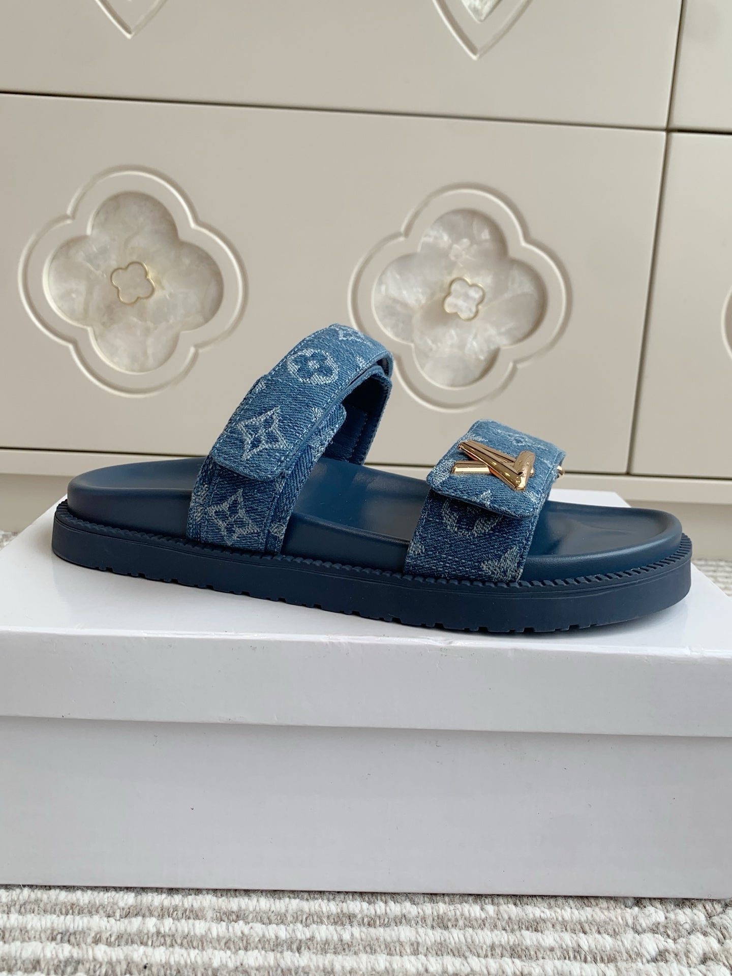 LV TWO-STRAP SANDALS 25S IN BLUE DENIM AND CALFSKIN WITH GOLD HARDWARE、mysite、Cacoeks