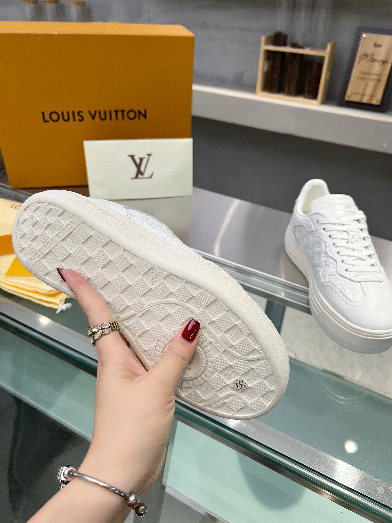 LV WOMEN GROOVY PLATFORM IN WHITE EMBOSSED CALFSKIN、mysite、Cacoeks