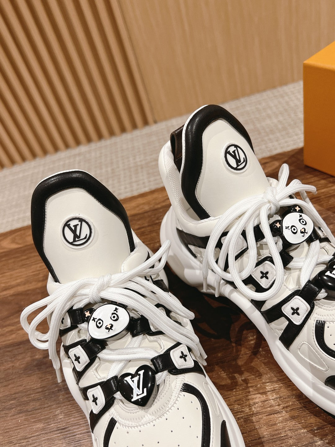 LV ARCHLIGHT SNEAKER IN WHITE MIX BLACK EMBOSSED CALFSKIN 101058、mysite、Cacoeks