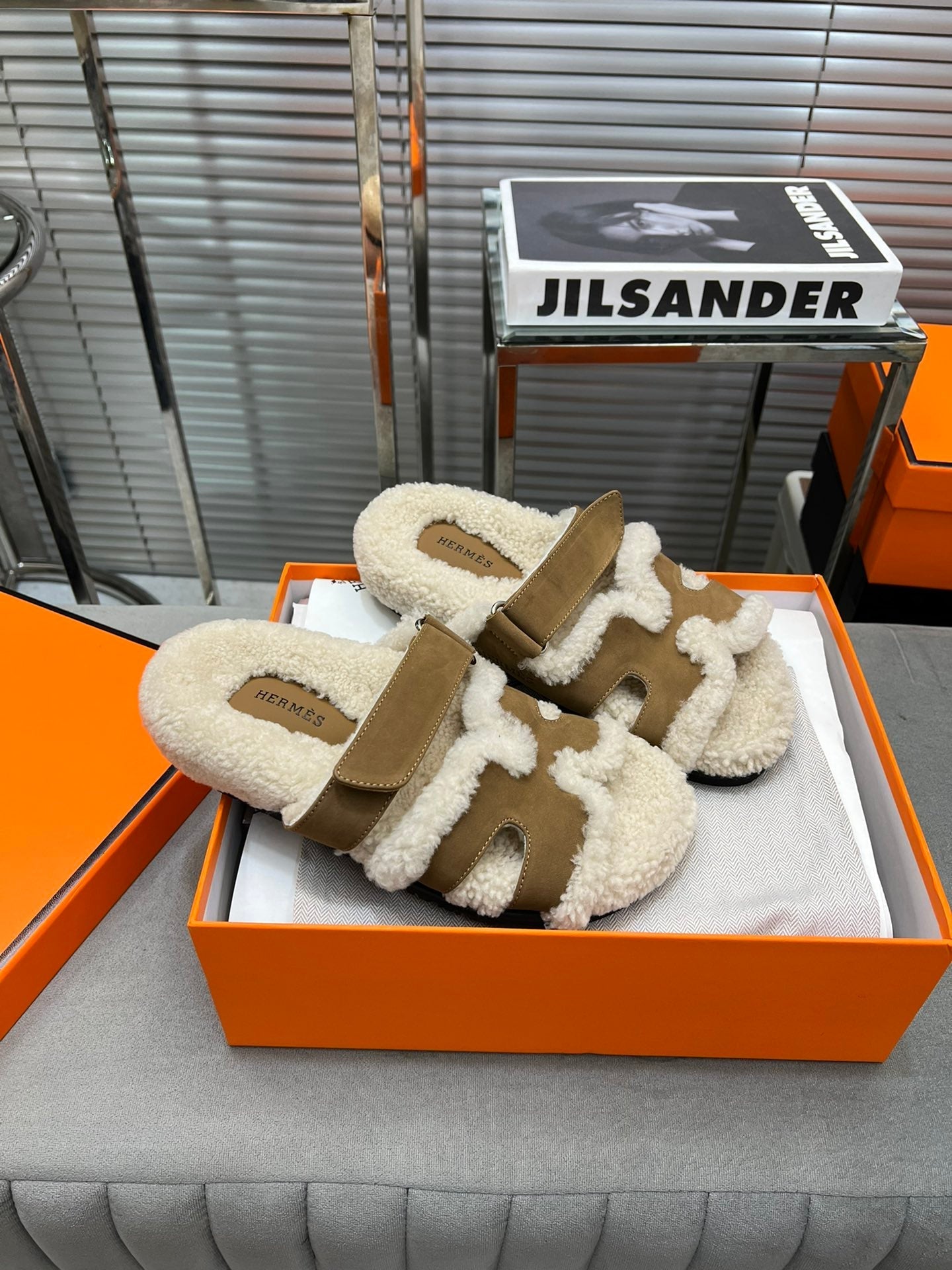 CHYPRE SLIPPERS IN BEIGE LAMB WOOL AND LIGHT FRENCH BEIGE SUEDE、mysite、Cacoeks