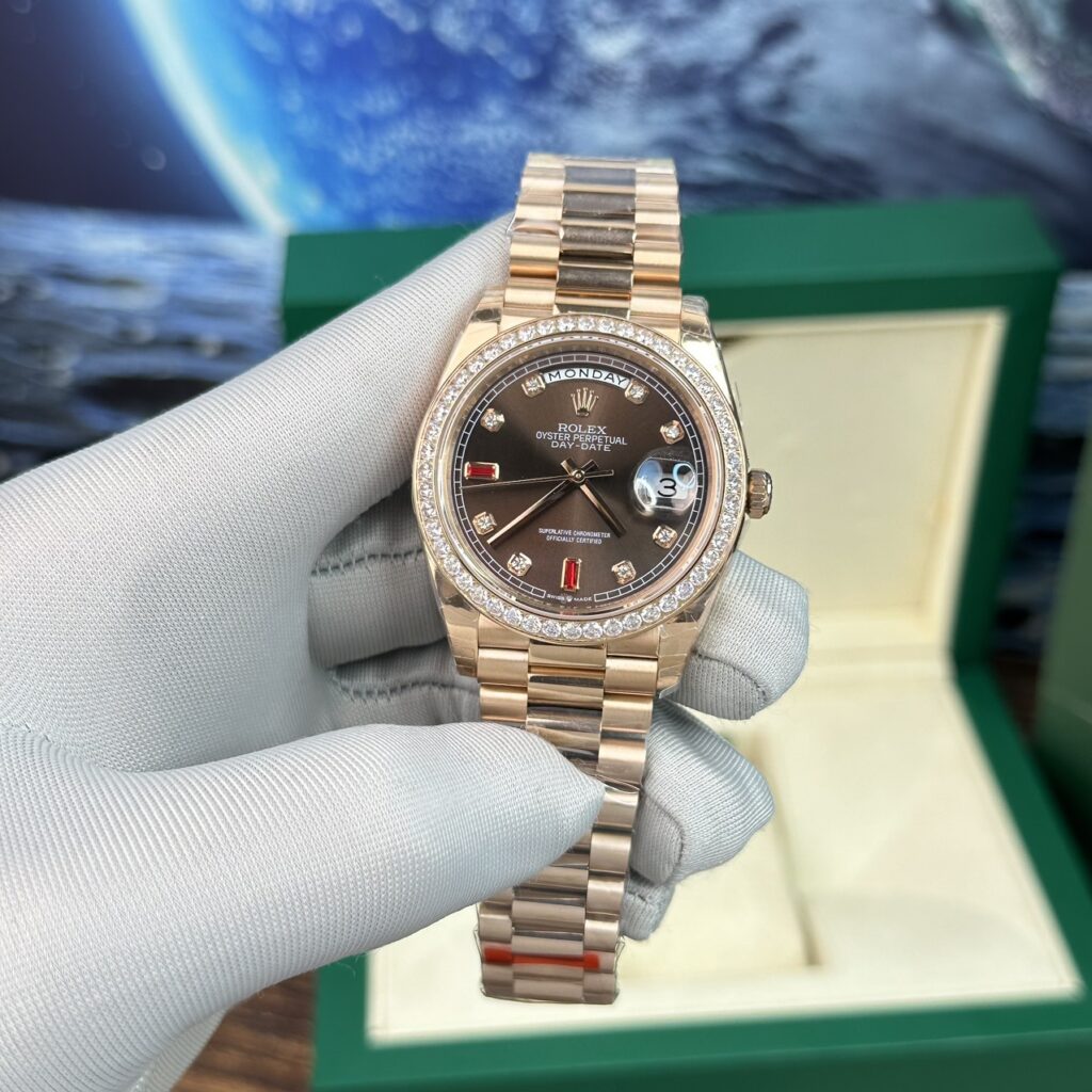 Đồng Hồ Rolex Day-Date Super Fake Cọc Số Ruby Đỏ Nhà Máy EW 40mm (1)