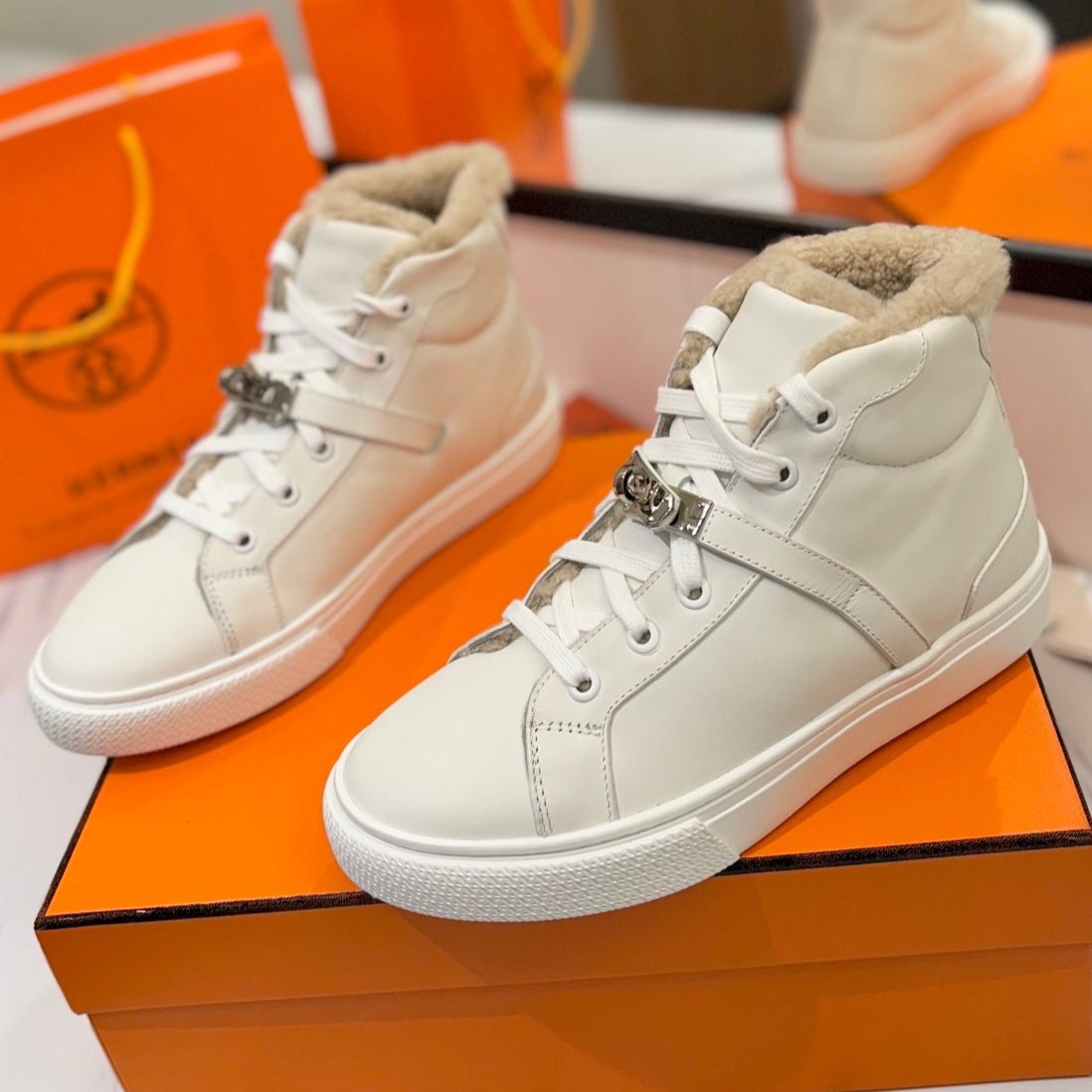 CHEALSEA BOOTS IN WHITE CALFSKIN AND FLEECE LINING、mysite、Cacoeks