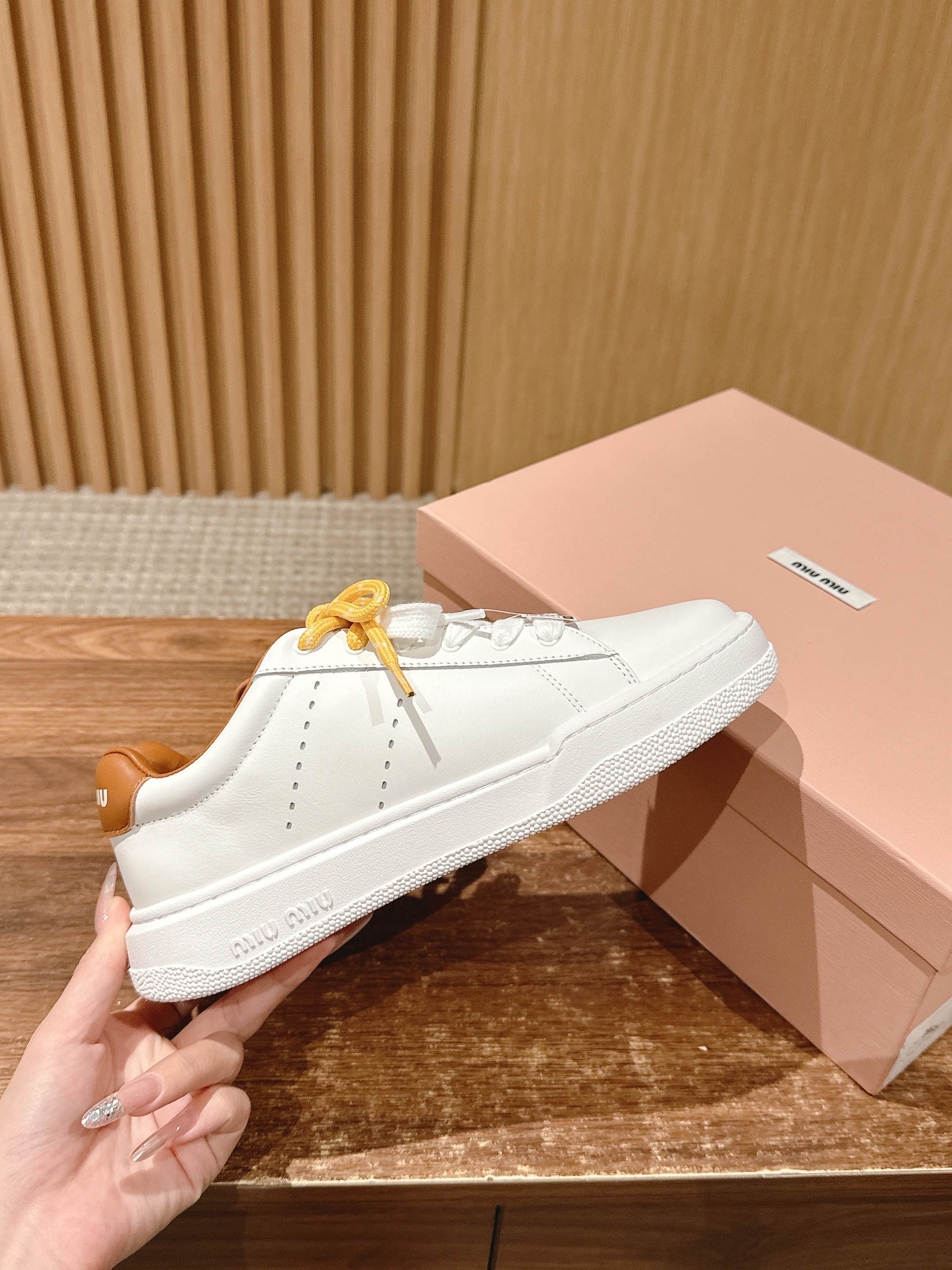 MM SNEAKERS IN WHITE CALFSKIN WITH YELLOW LACES、mysite、Cacoeks