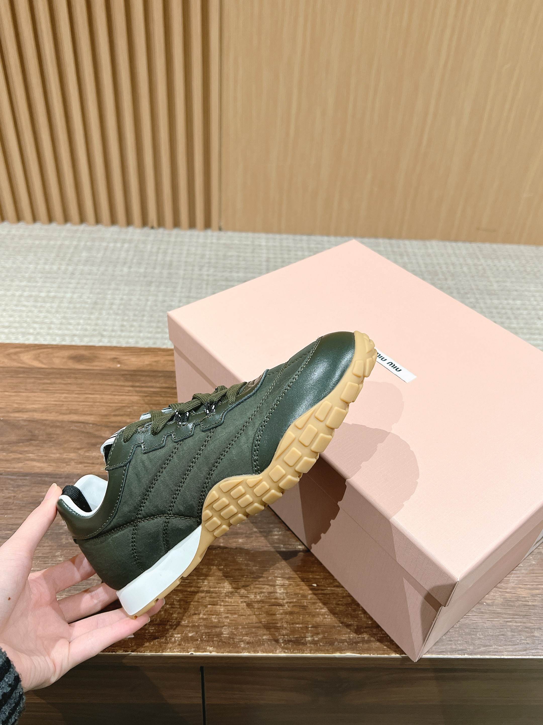 RUNNING SNEAKERS IN ARMY GREEN LAMBSKIN AND FABRIC ANTI-SLIP RUBBER SOLE、mysite、Cacoeks