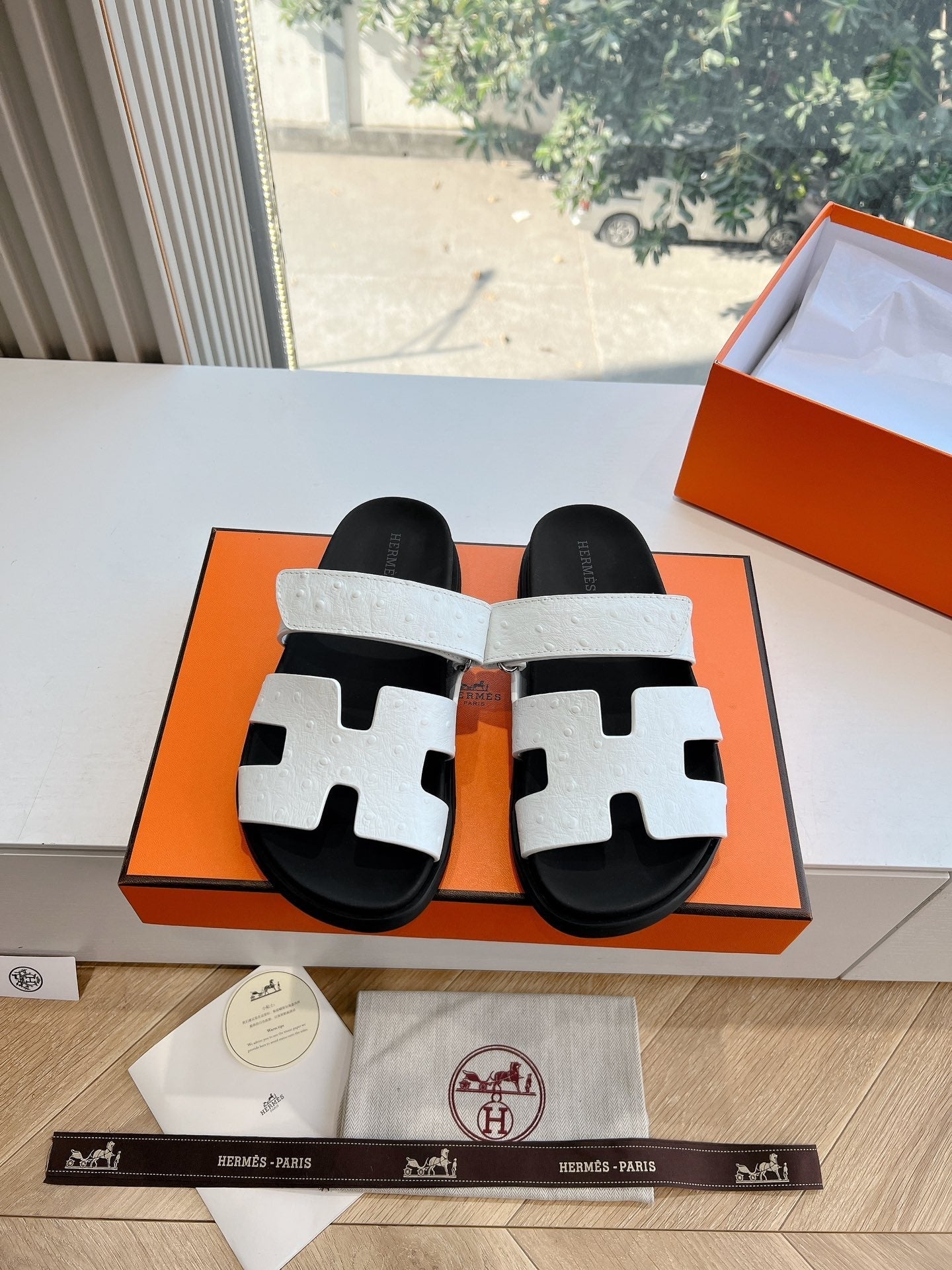 CHYPRE SANDAL IN WHITE GRAINED CALFSKIN、mysite、Cacoeks