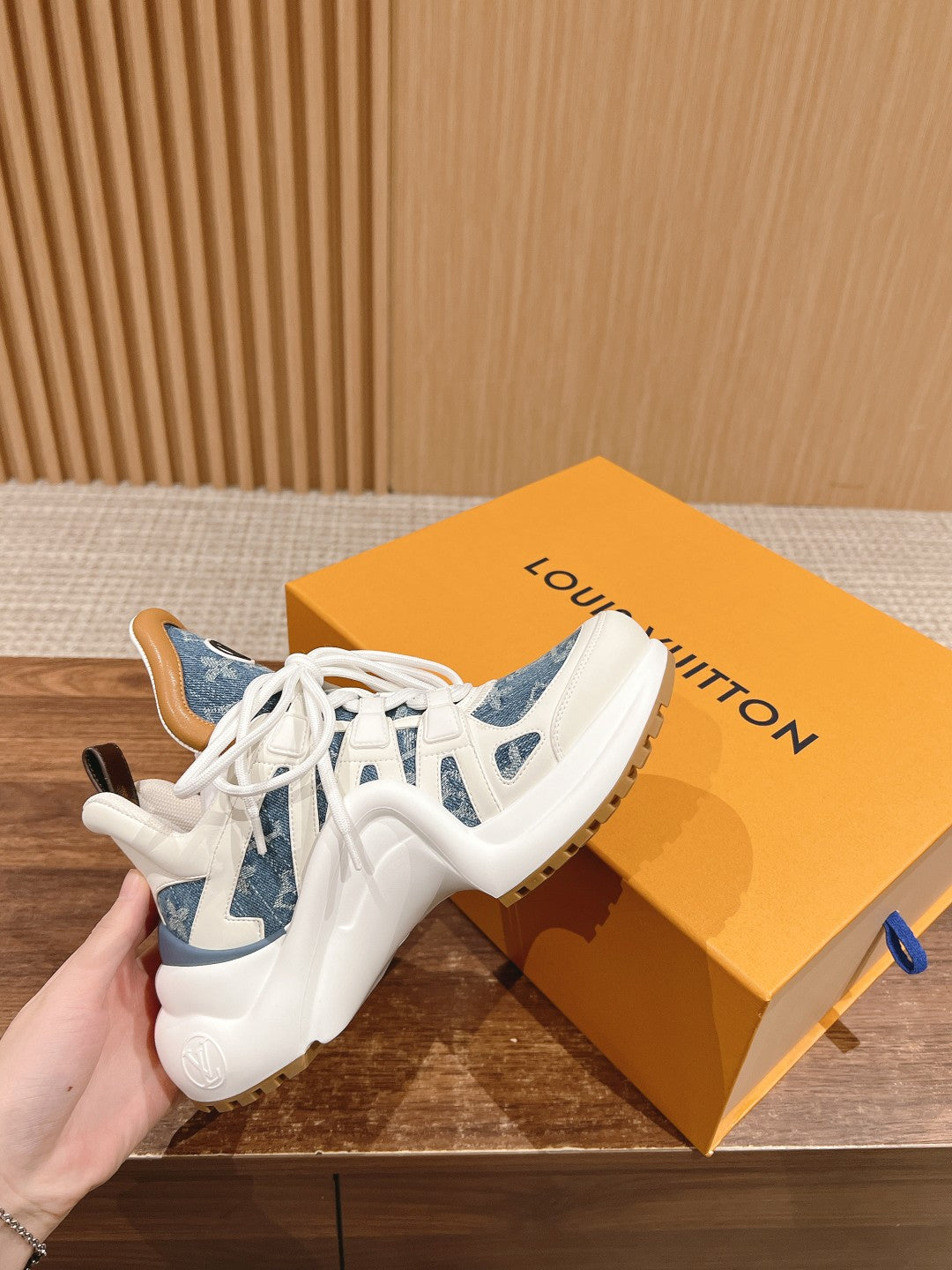 LV ARCHLIGHT SNEAKER IN WHITE CALFSKIN AND LIGHT BLUE MONOGRAM DENIM、mysite、Cacoeks