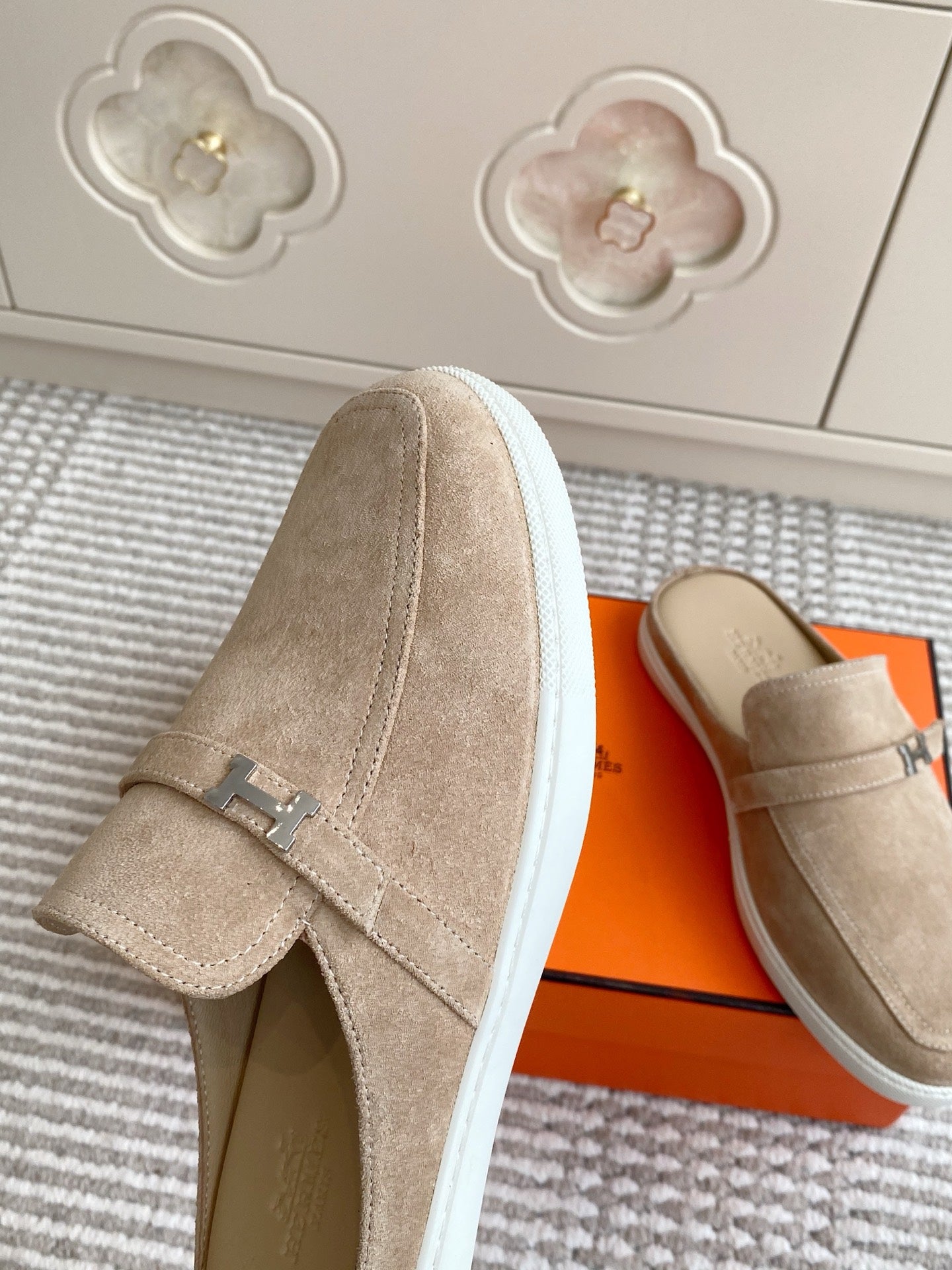 HM 25S MULES IN BEIGE SUEDE WITH SILVER HARDWARE、mysite、Cacoeks