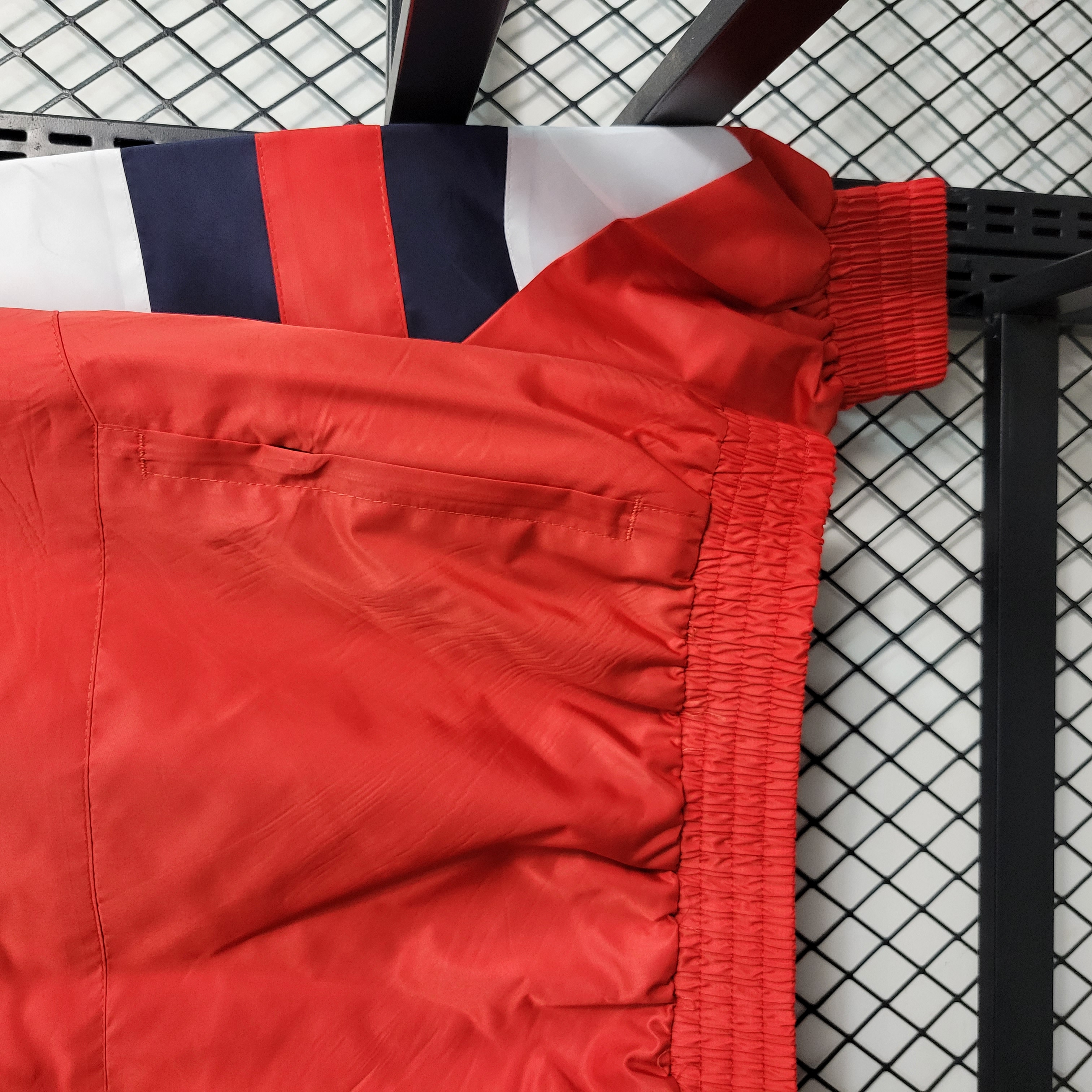 23-24 Bayern Munich Red Windbreaker S-XXL:football jersey mysite: unitedjerseyfootball 邓江浪:football