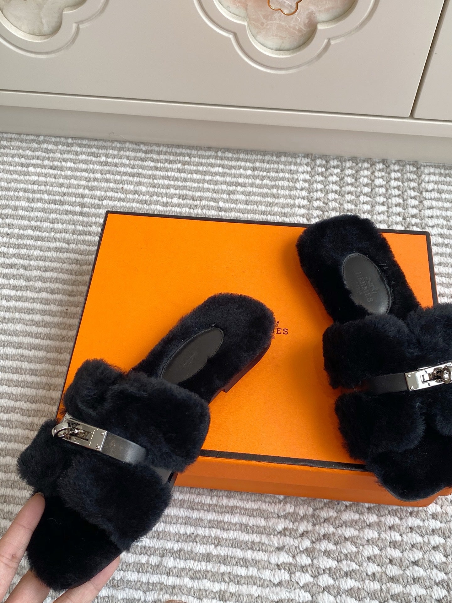 HM 25S ECLAIR SANDAL IN BLACK SHEARLING WITH SILVER HARDWARE、mysite、Cacoeks