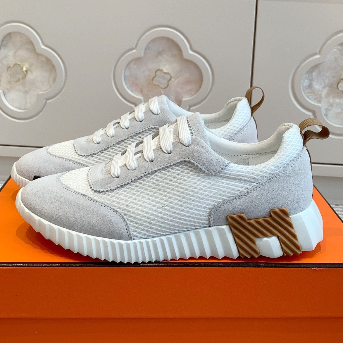 BOUNCING SNEAKER IN WHITE GRAPHIC MESH AND PASTEL GRAY SUEDE、mysite、Cacoeks