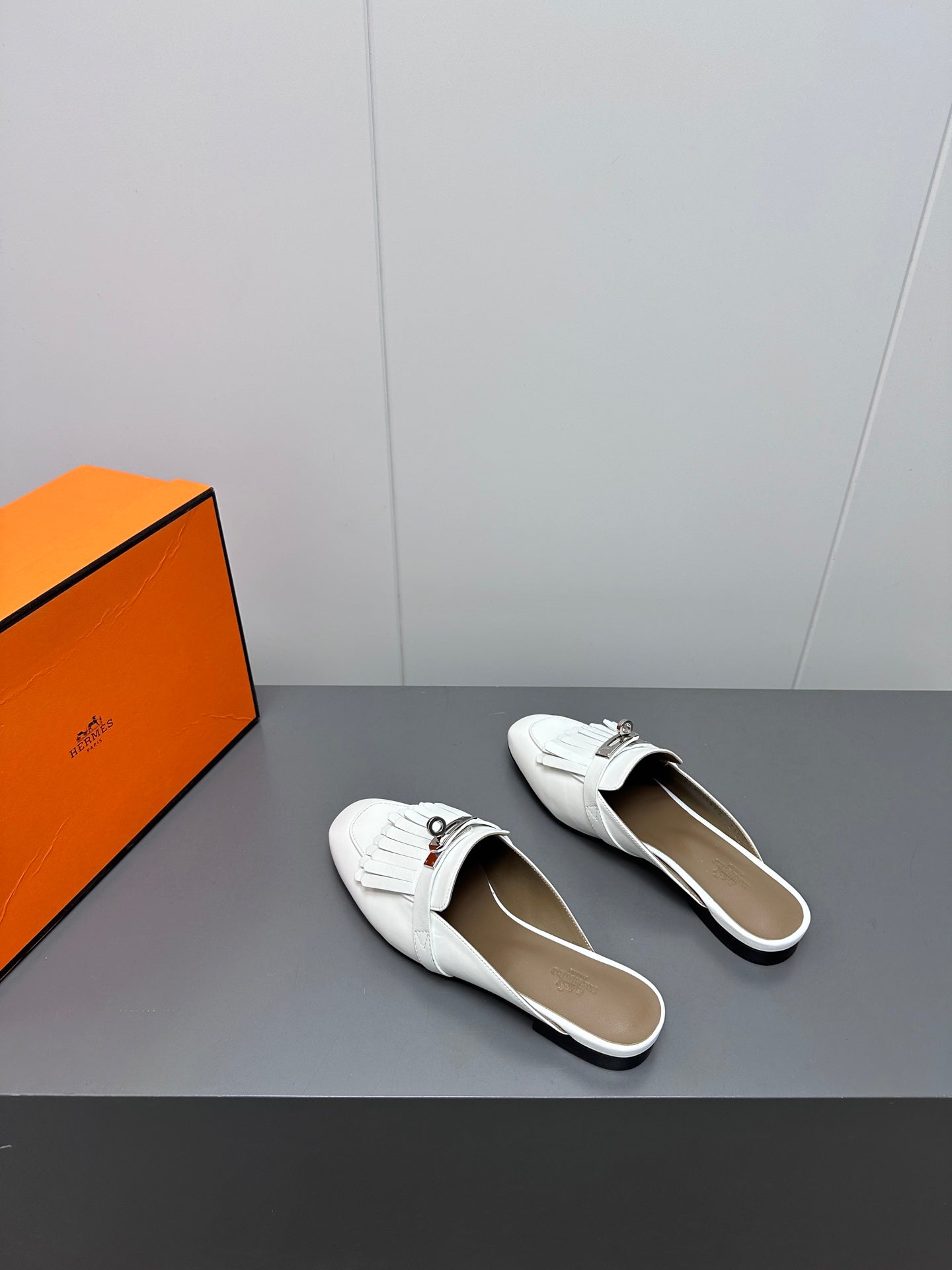 0Z MULE IN WHITE LAMBSKIN WITH FRINGE DETAIL、mysite、Cacoeks