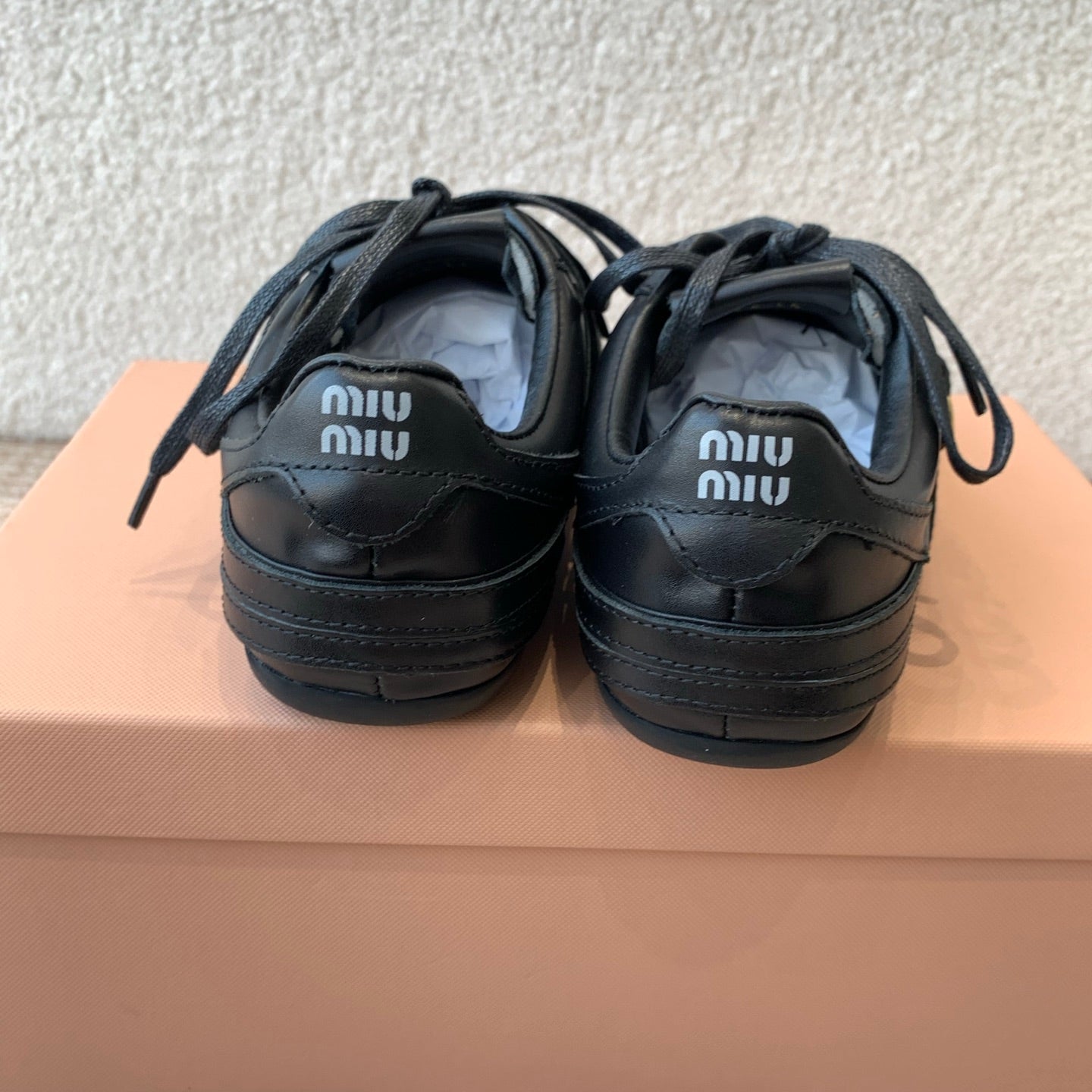 GYMNASIUM SNEAKER IN BLACK CALFSKIN WITH GOLD BUCKLED STRAP、mysite、Cacoeks