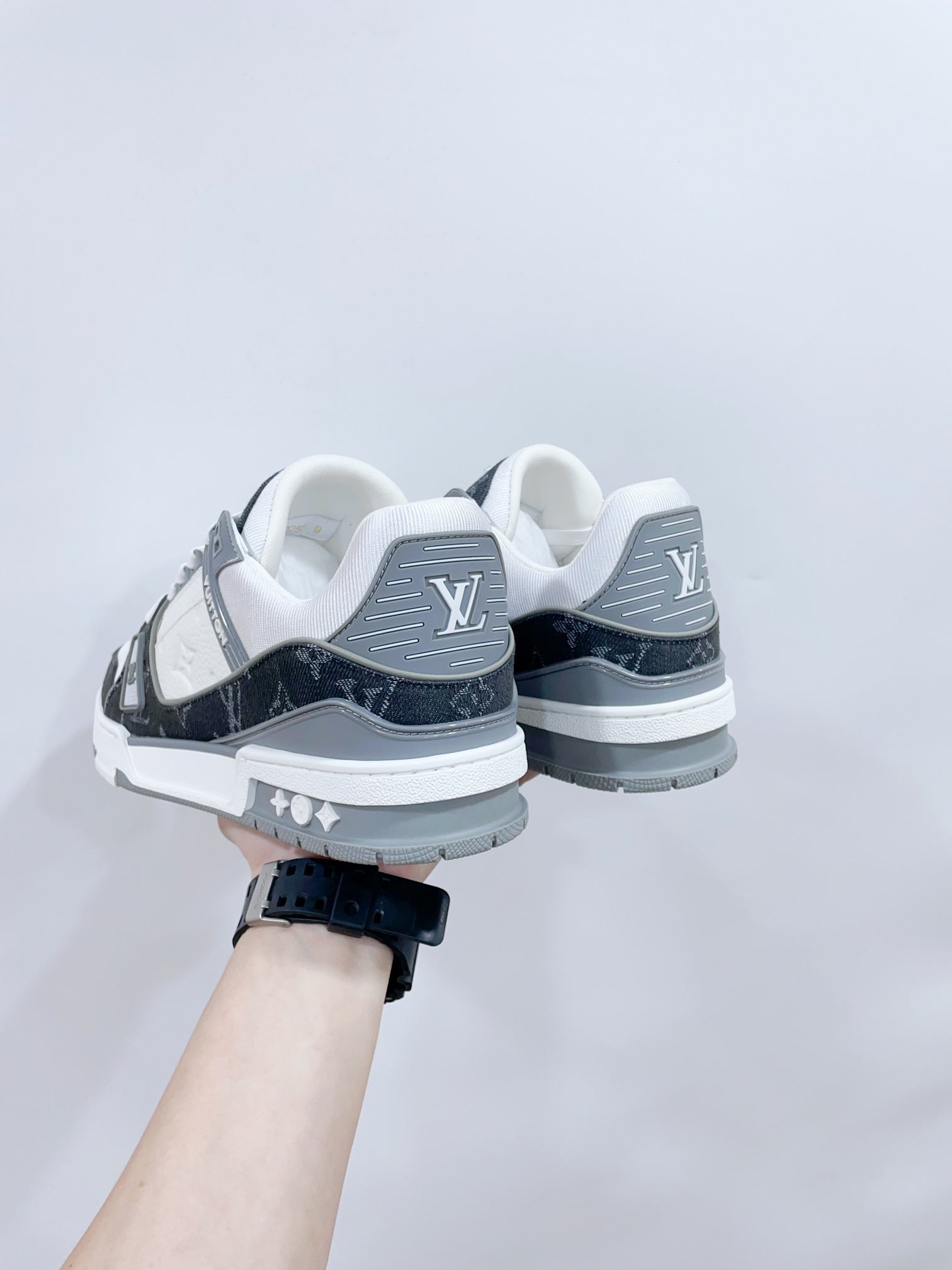 LV TRAINER SNEAKER IN WHITE CALFSKIN AND BLACK MONOGRAM DENIM、mysite、Cacoeks