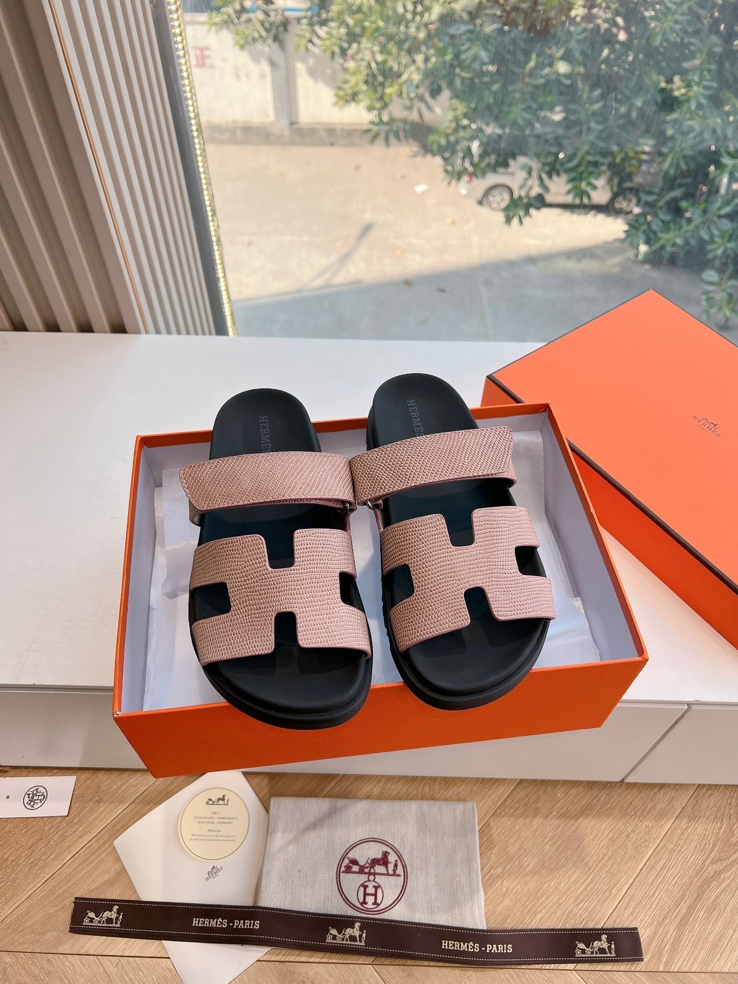 CHYPRE SANDAL IN PEACH PINK SHINY GRAINED CALFSKIN、mysite、Cacoeks