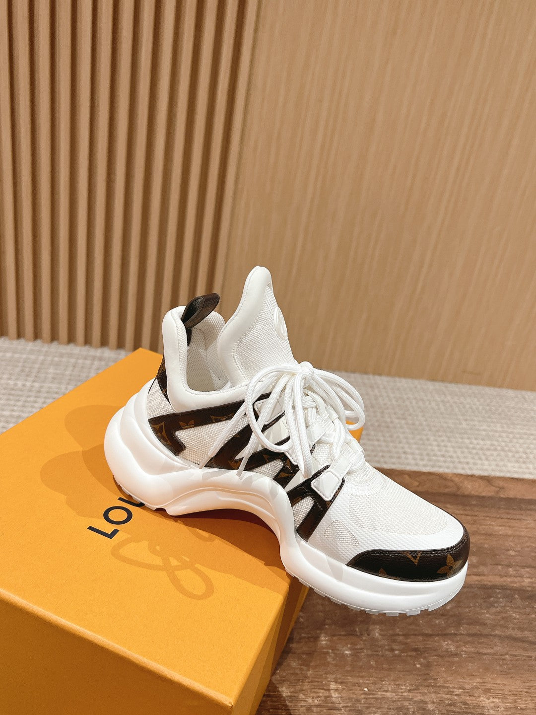 LV ARCHLIGHT SNEAKER IN WHITE CANVAS AND CHOCOLATE BROWN MONOGRAM CALFSKIN、mysite、Cacoeks