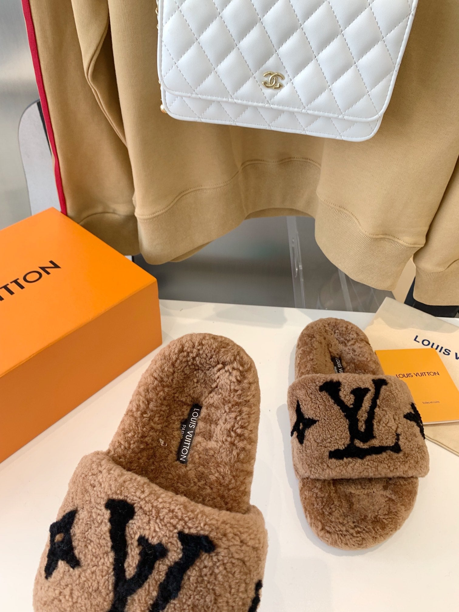 LV WOMEN'S PASEO FLAT SLIPPER IN CARAMEL BROWN FLEECE WITH BLACK LOGO、mysite、Cacoeks