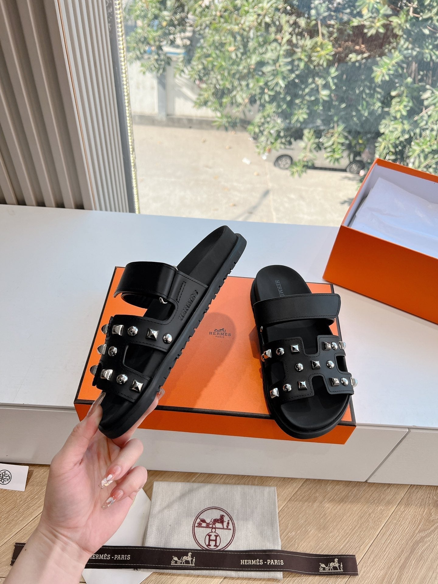 CHYPRE SANDAL IN BLACK CALFSKIN WITH STUDS、mysite、Cacoeks