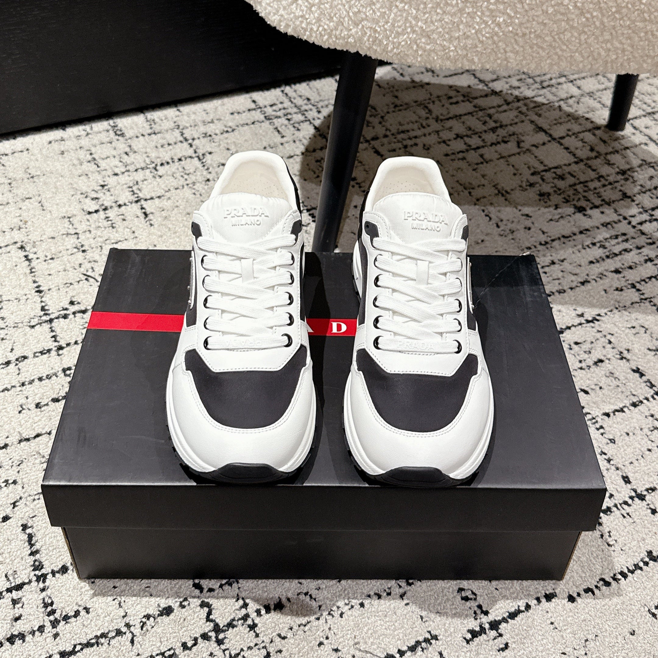 PRADA 25S MEN SNEAKERS LOGO IN WHITE AND BLACK NUBUCK AND CANVAS、mysite、Cacoeks