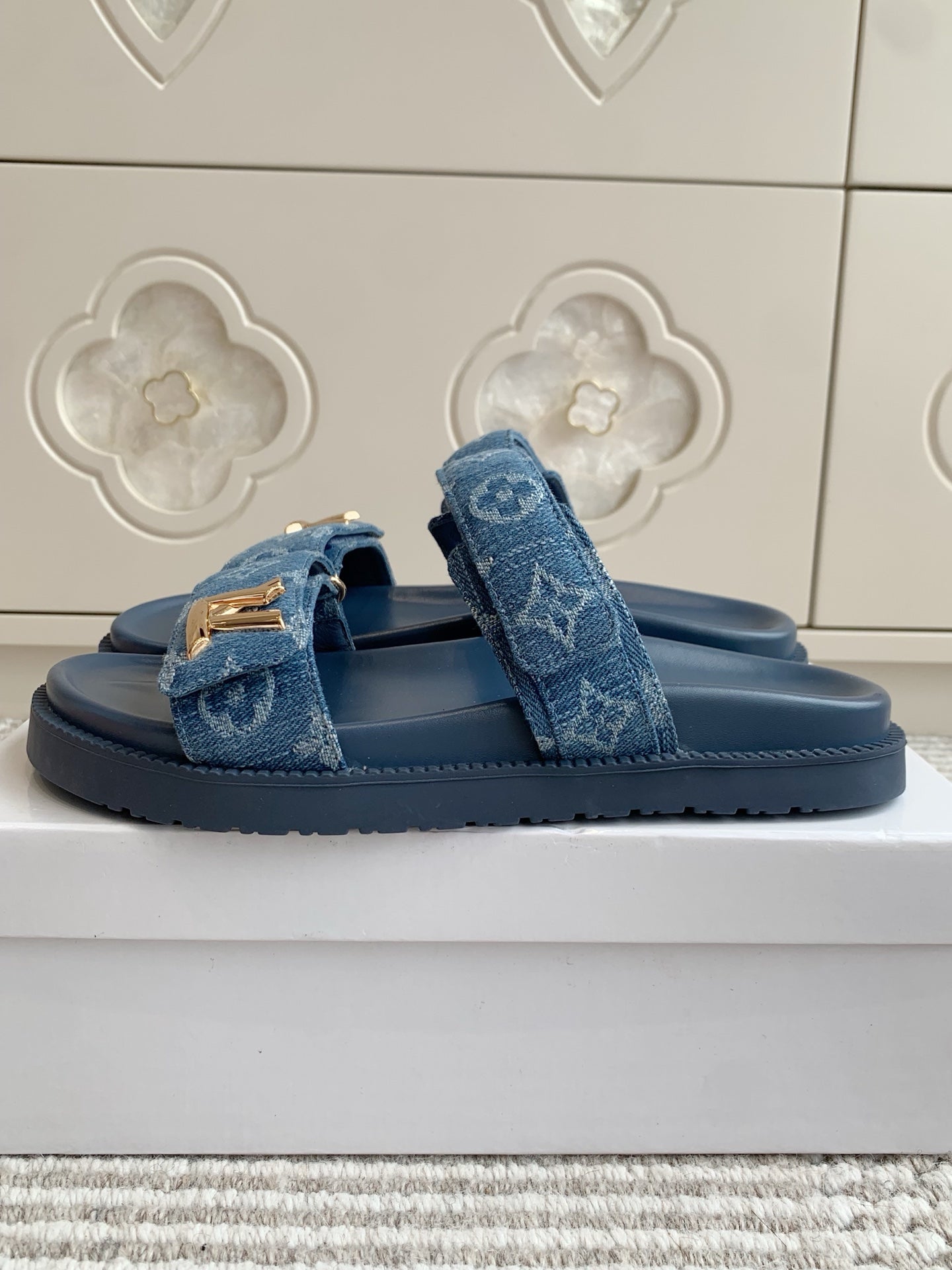 LV TWO-STRAP SANDALS 25S IN BLUE DENIM AND CALFSKIN WITH GOLD HARDWARE、mysite、Cacoeks