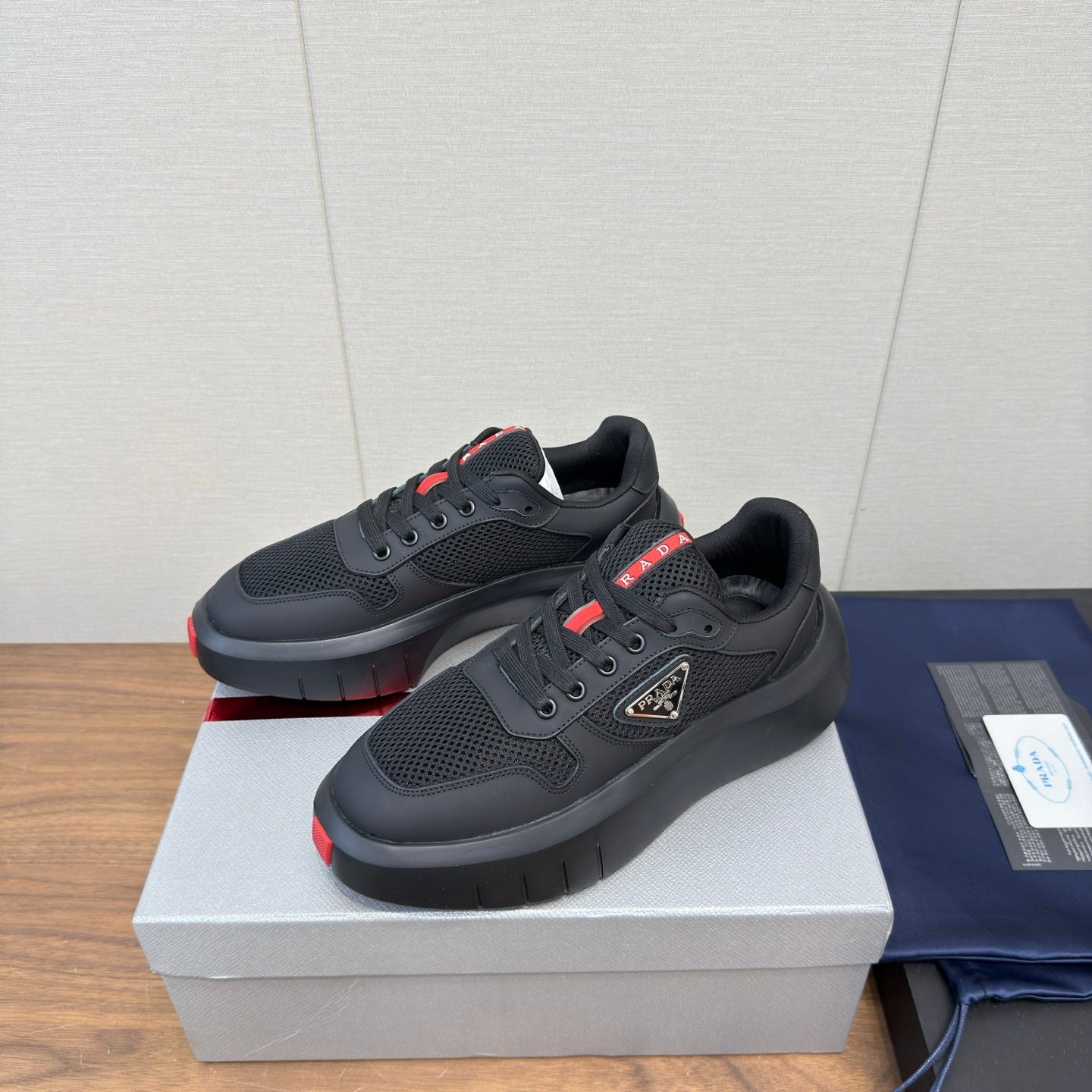 PRADA 25S SPORTY STYLE MEN SNEAKERS LOGO 45MM IN BLACK AND RED CALFSKIN、mysite、Cacoeks