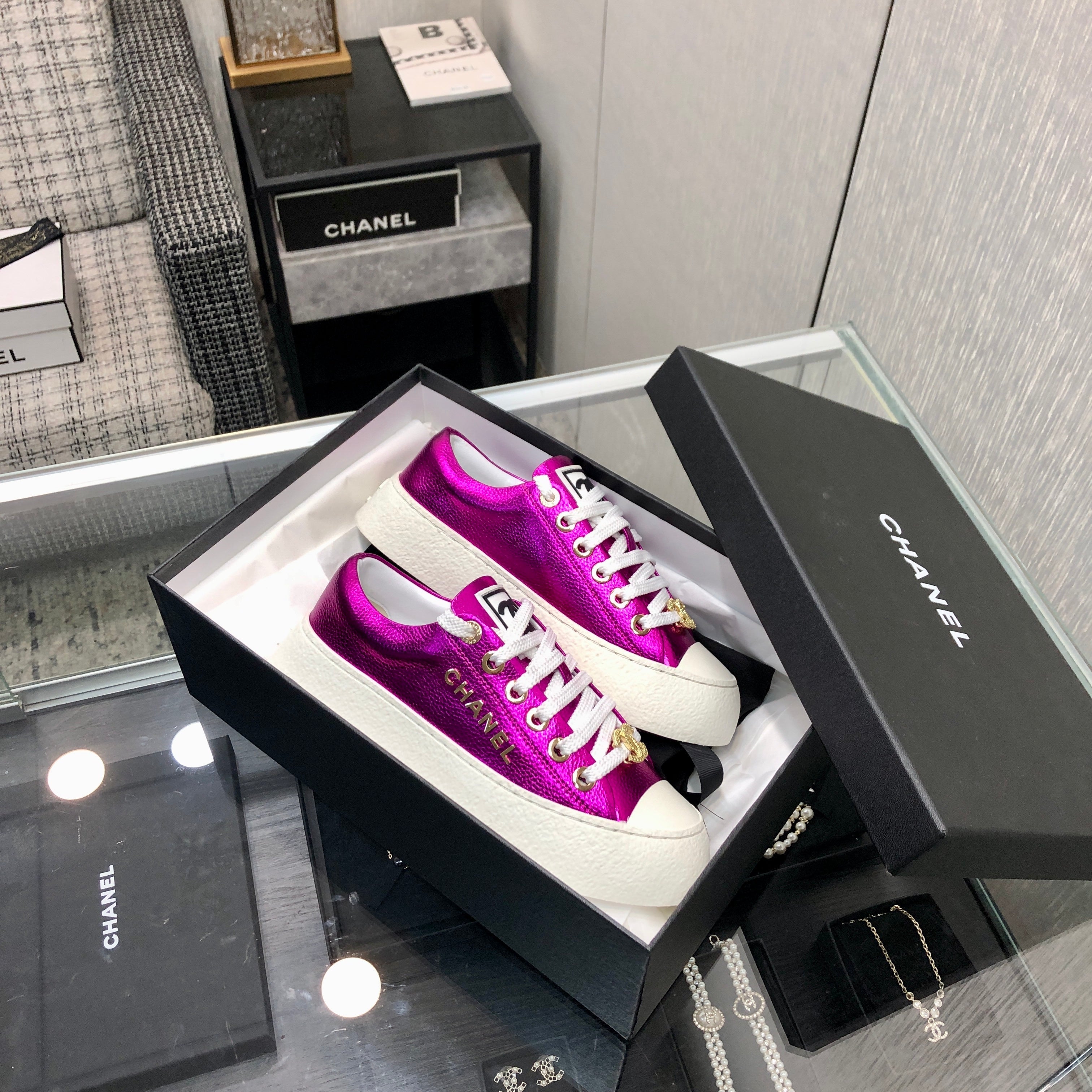CASUAL SNEAKER IN MAGENTA PURPLE METALLIC LAMBSKIN WITH GOLD LOGO、mysite、Cacoeks