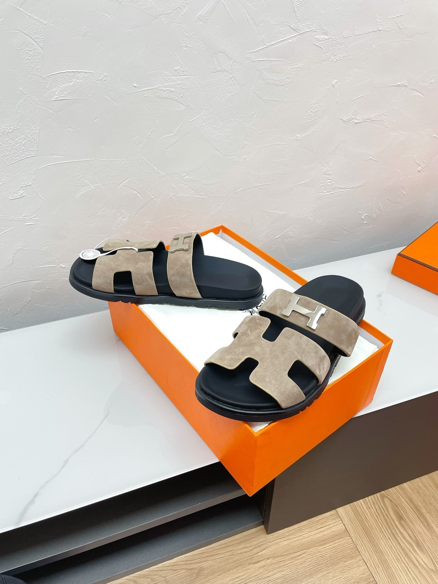 CHYPRE SANDAL LIGHT GRAY SUEDE WITH H BUCKLE、mysite、Cacoeks