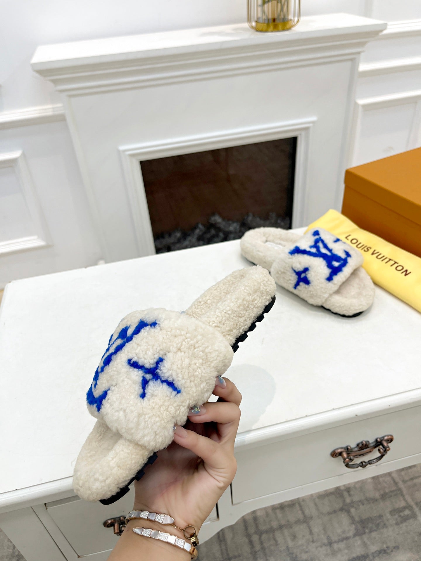 LV FLAT SLIPPER IN WHITE MIX COBALT BLUE SHEARLING、mysite、Cacoeks