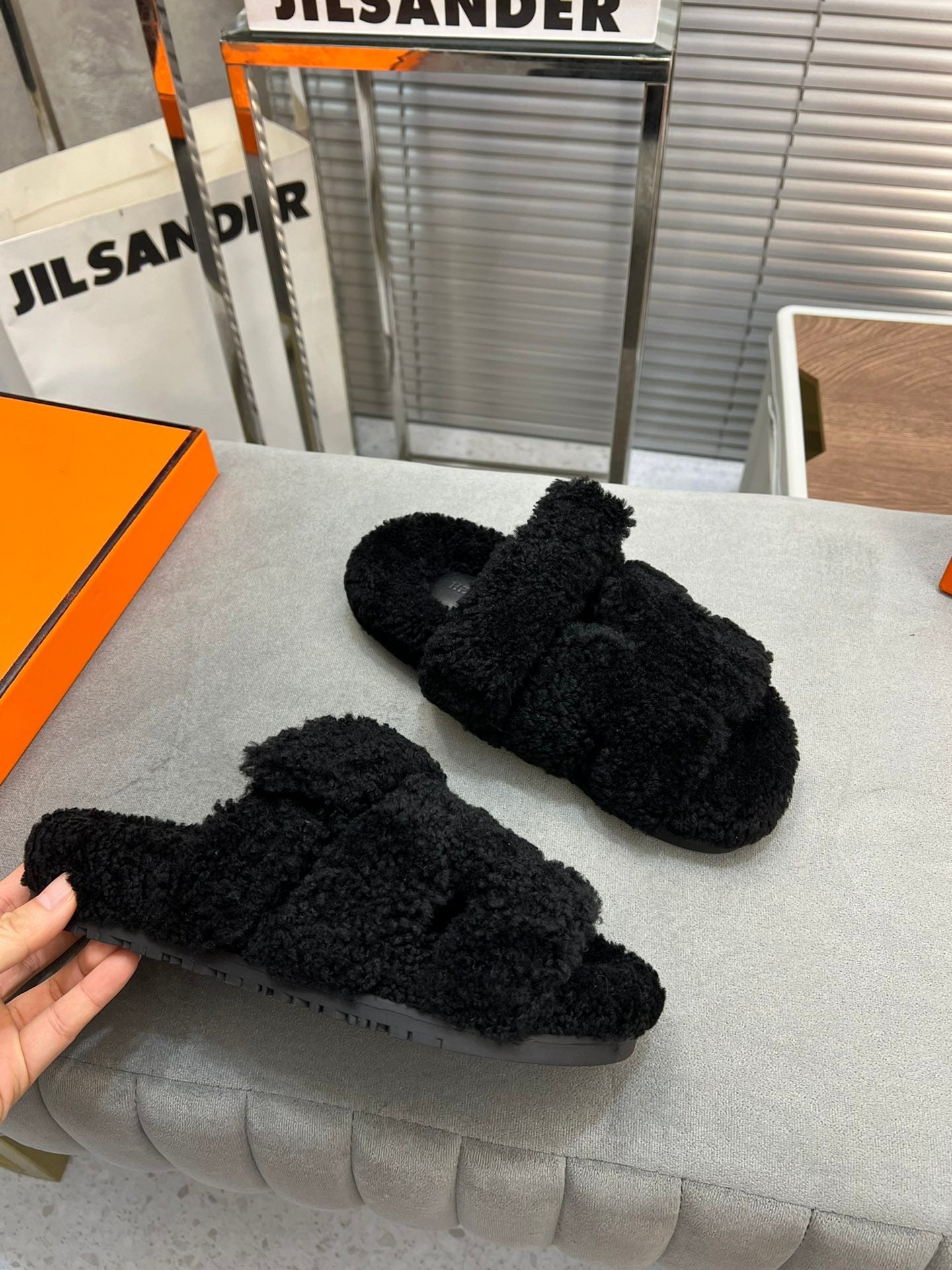 CHYPRE SLIPPERS IN BLACK LAMB WOOL、mysite、Cacoeks