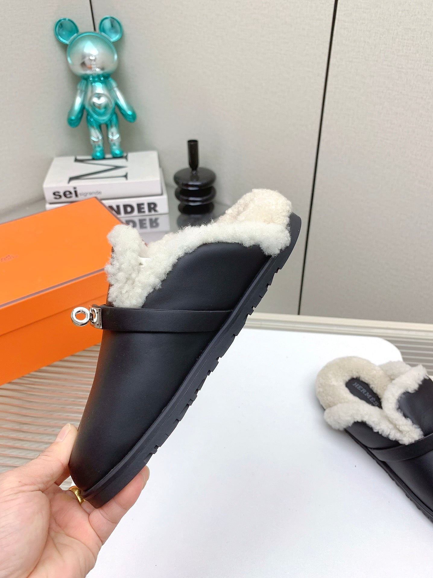 SLIP-ON MULE IN BLACK CALFSKIN AND SHEARLING LINING、mysite、Cacoeks
