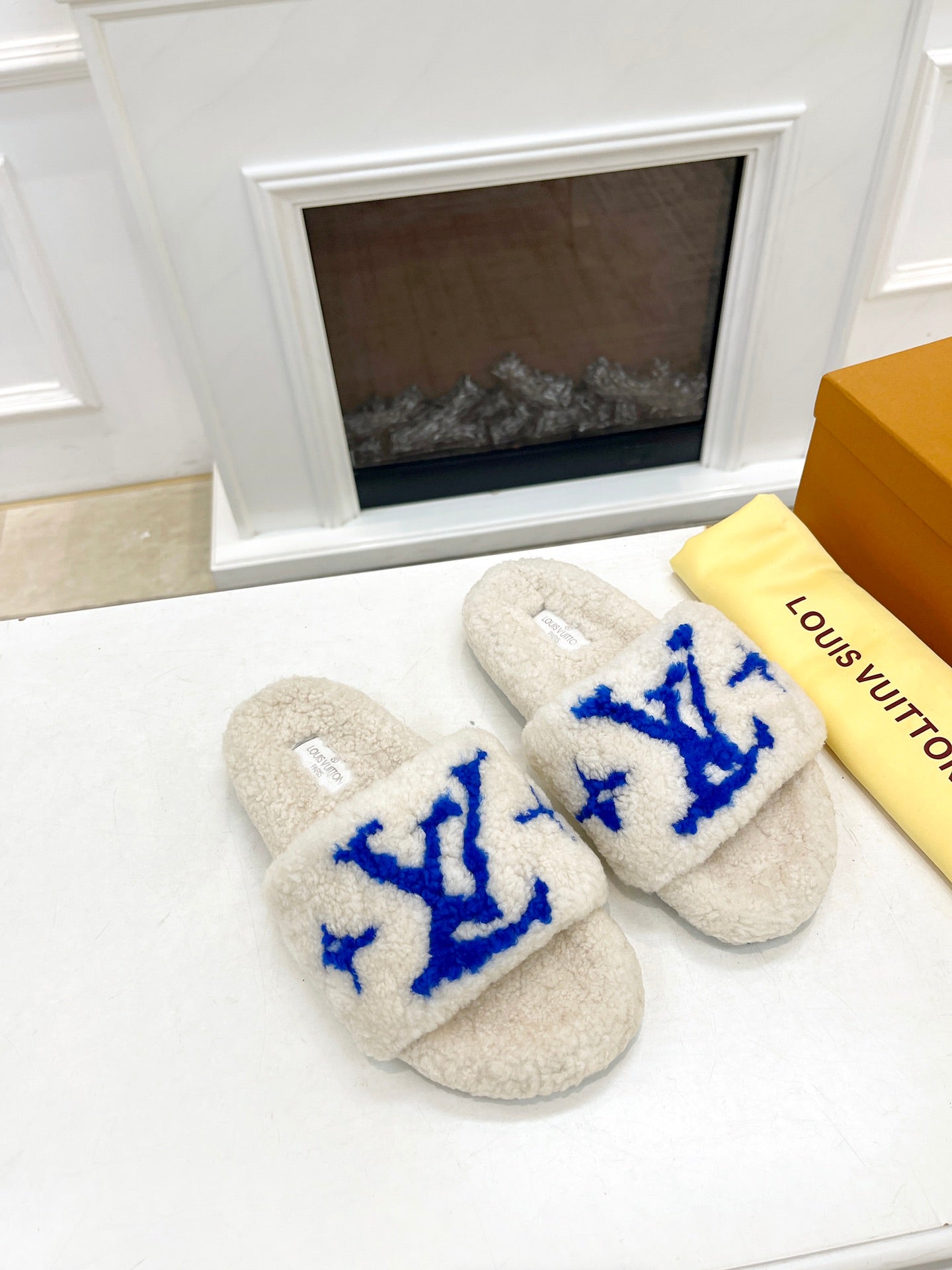 LV FLAT SLIPPER IN WHITE MIX COBALT BLUE SHEARLING、mysite、Cacoeks