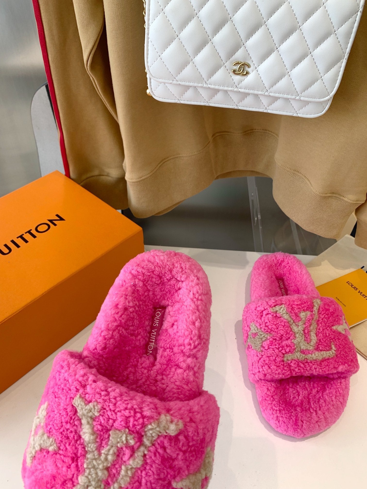 LV WOMEN'S PASEO FLAT SLIPPER IN BRIGHT PINK FLEECE WITH TAN BROWN LOGO、mysite、Cacoeks