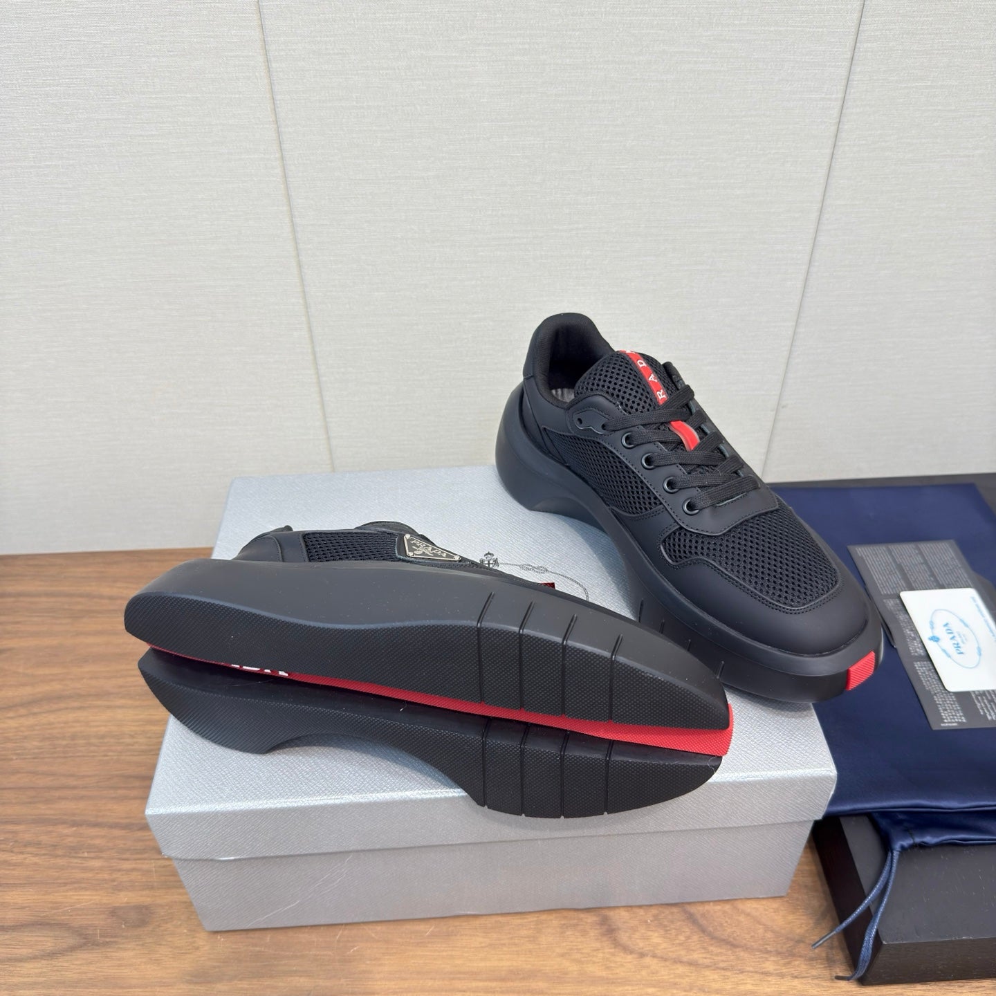 PRADA 25S SPORTY STYLE MEN SNEAKERS LOGO 45MM IN BLACK AND RED CALFSKIN、mysite、Cacoeks
