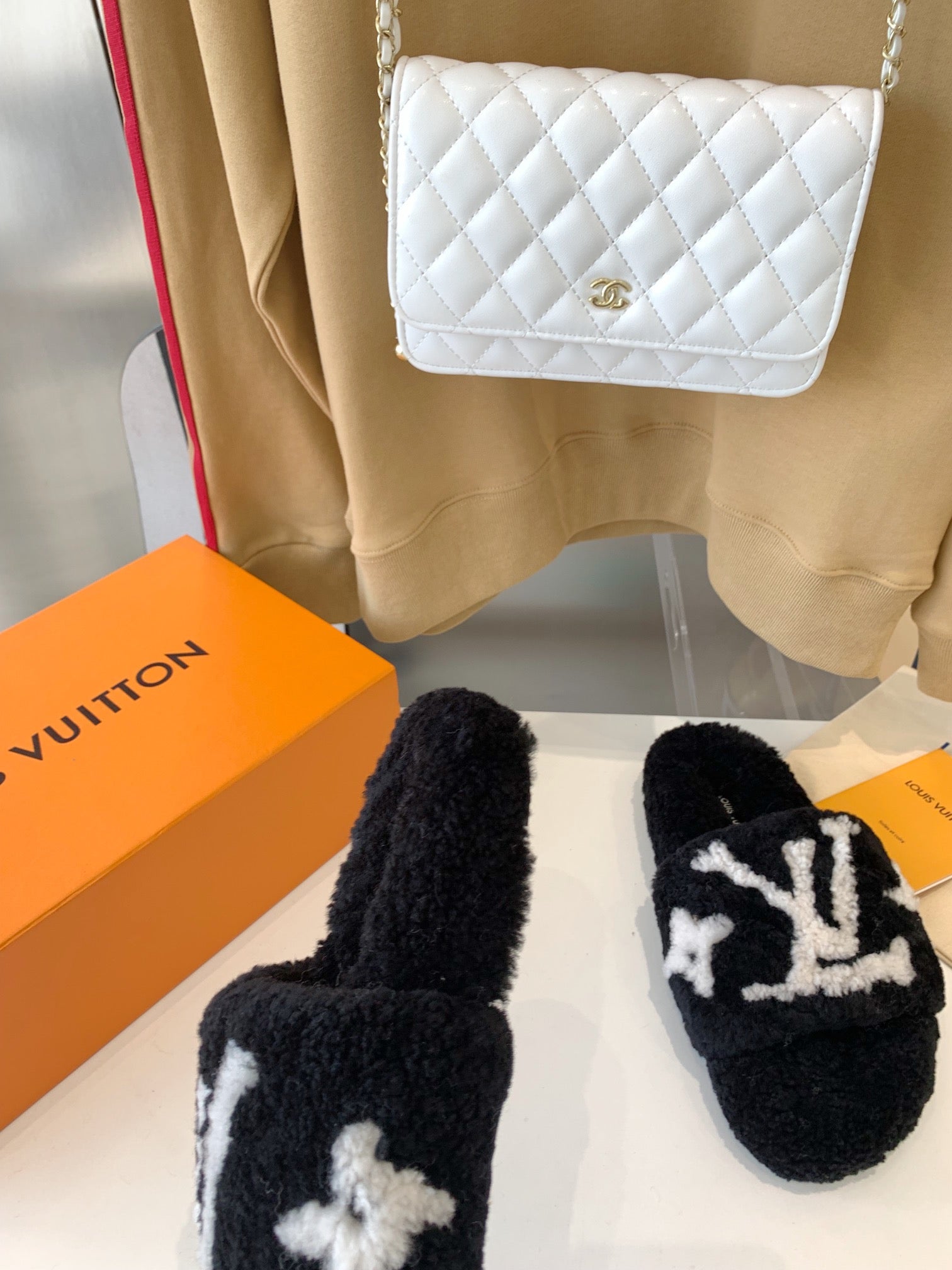 LV WOMEN'S PASEO FLAT SLIPPER IN BLACK FLEECE WITH WHITE LOGO、mysite、Cacoeks