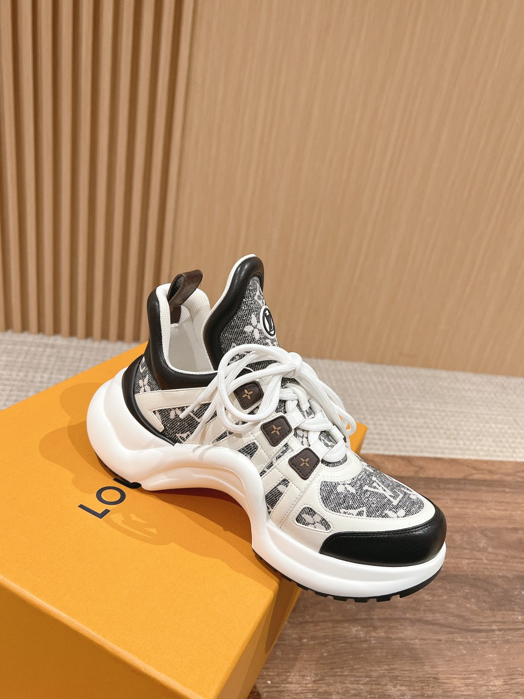 LV ARCHLIGHT SNEAKER IN WHITE MIX BLACK CALFSKIN AND MONOGRAM DENIM、mysite、Cacoeks