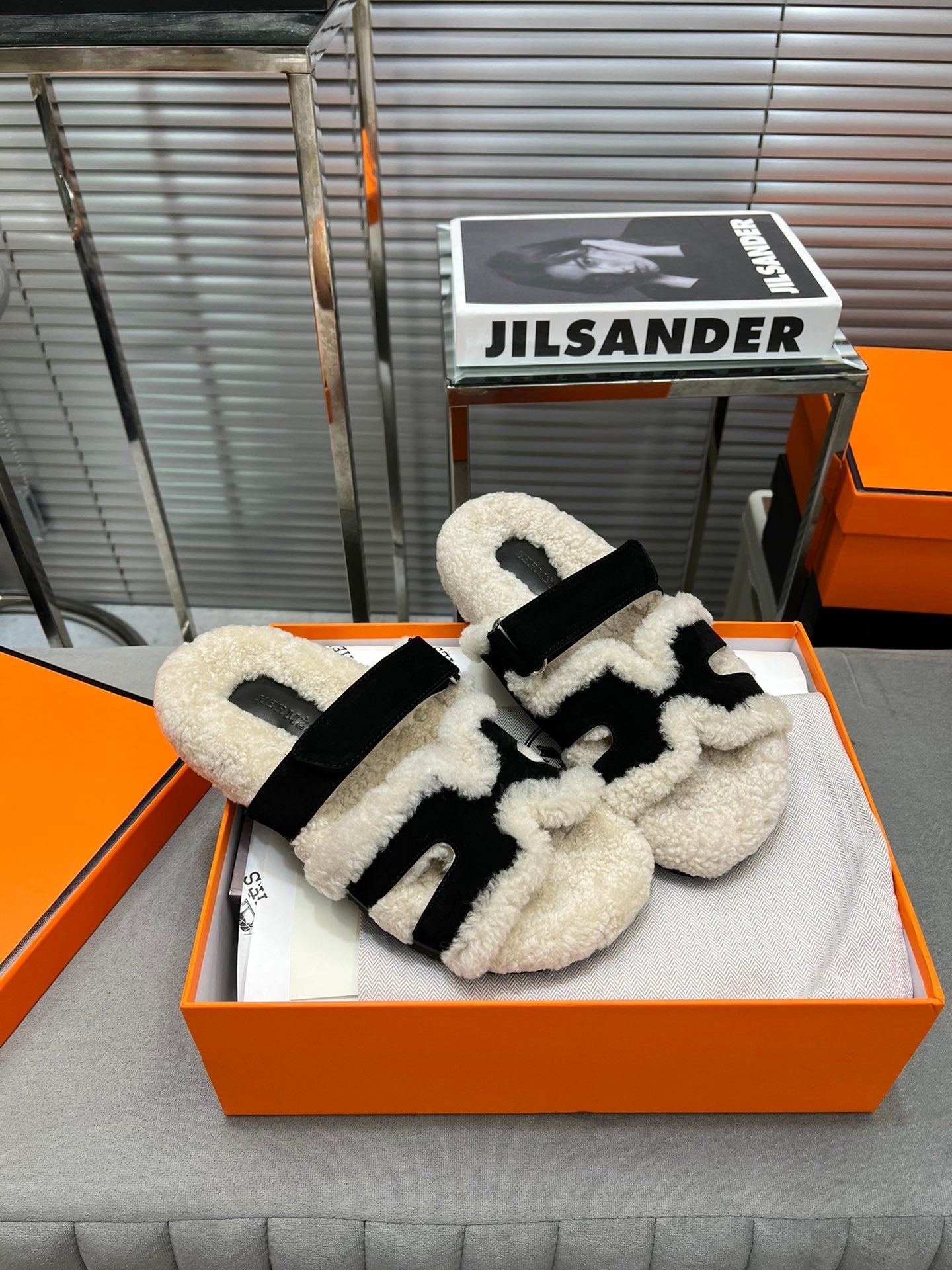 CHYPRE SLIPPERS IN BEIGE LAMB WOOL AND BLACK SUEDE、mysite、Cacoeks
