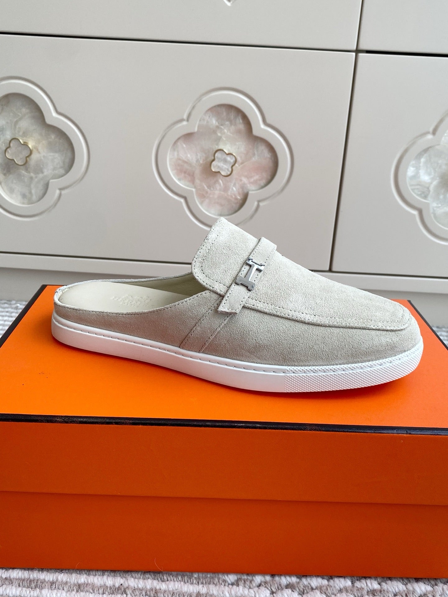 HM 25S MULES IN CREAM WHITE SUEDE WITH SILVER HARDWARE、mysite、Cacoeks