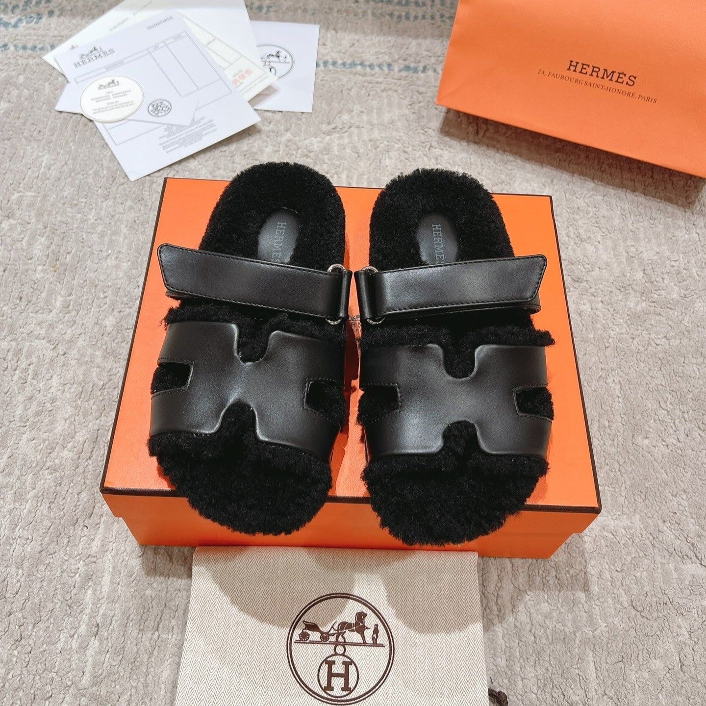 CHYPRE SANDAL IN BLACK SHEARLING AND CALFSKIN、mysite、Cacoeks